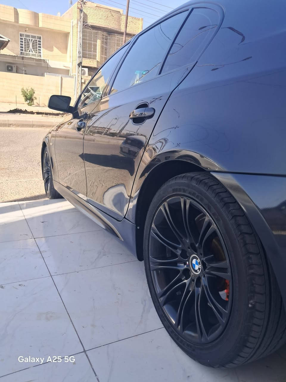 السلام عليكم
e60 موديل 2010 محرك N52 3000 
فول موصفات رقم بغداد الجديد 
وراد امريكي الحادث مرفق وي الصور خفيف 
عليها كت M دركه M سياره نضيفه ومصروف عليها هواي 
بيها صبغ صفحه الصدر والبنيد والصندوق جماليه فقط اثر جراد 
ويل رياضي M هواي بيها موصفات حلوه 
سعر ١٤٢ وبيها مجال للشراي التحويل مباشر 
للتواصل ***********
