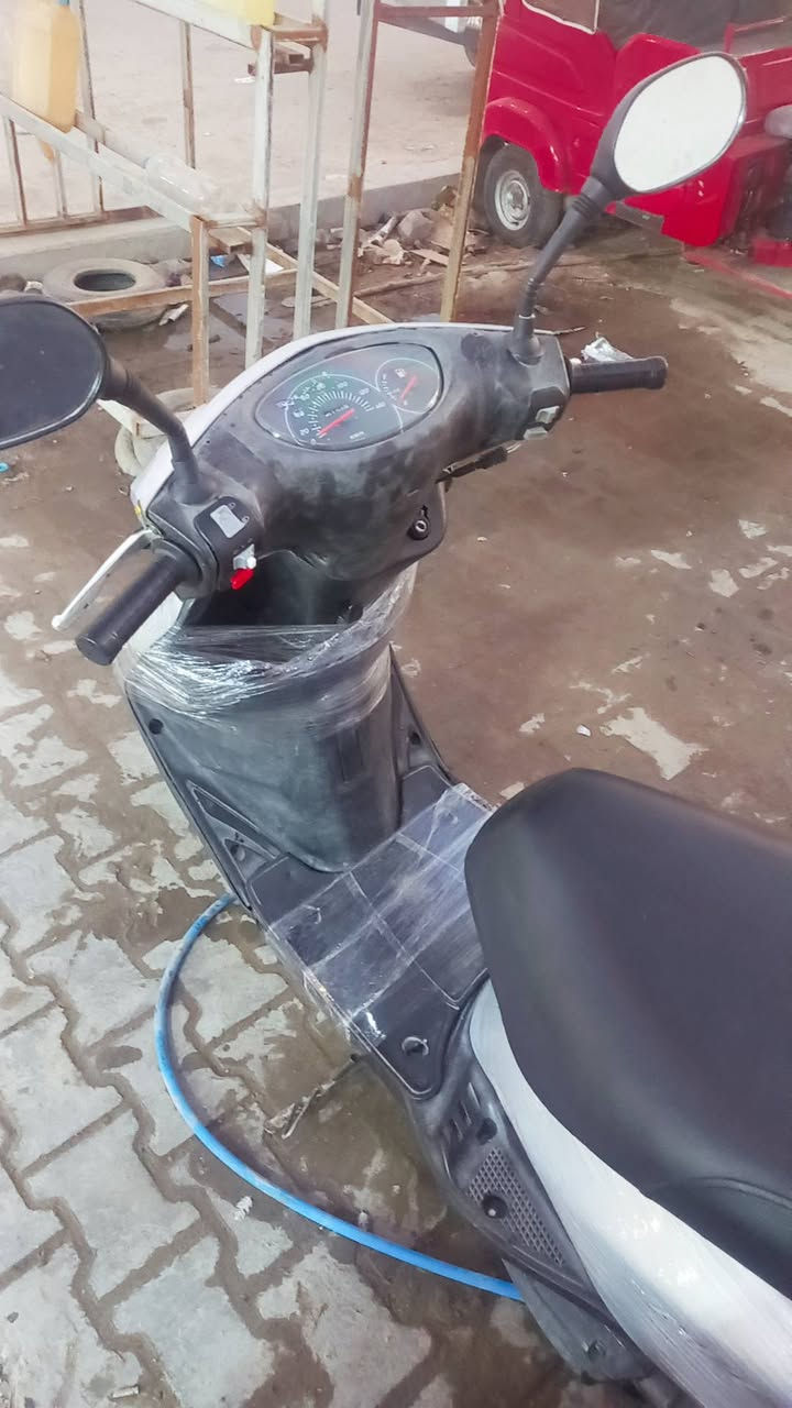 دراجه بريز مكينه مكفوله كفرات بلادي سلف هندر لايتات تيرات جدد دراجه كامله مرتبه شلعه معدل سعر 375الف عنوان بغداد الطالبيه ***********
