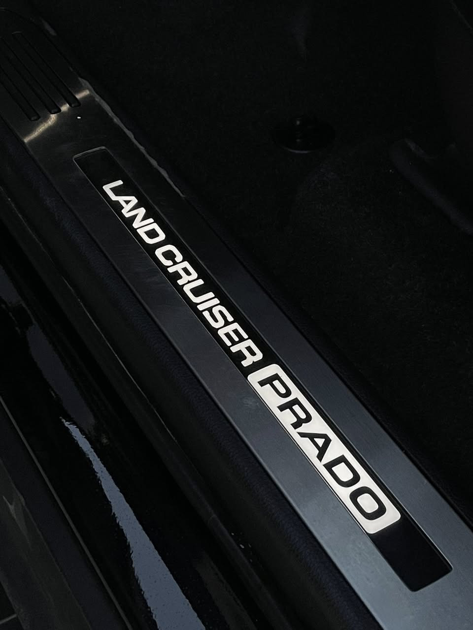 ‏Toyota Prado R3 
 الموديل: 2025
 الفئة: R3  
 الوكالة: ساس (خليجي أصلي)
عداد الكيلومتر : 6000 كيلو فقط
بعدها بحالة الضمان 
 المحرك: 4 سلندر اقتصادي وعزم ممتاز
 حجم المحرك: 2400cc توربو
 الدفع: دفع رباعي 4x4
الويلات: مقاس 20 إنش
 نظام قيادة ذكي ومريح
 شاشة وسطية + بلوتوث + كاميرا خلفية
 تحكم ستيرن متعدد الوظائف 🎮
 مكيف أمامي وخلفي تبريد قوي ❄️
 جنوط أصلية وكالة 20 إنش
 نظام نزول المنحدرات + مانع انزلاق
 مقاعدجلد و مخمل ناعم مريحة
 الدخول الذكي + تشغيل زر
 إضاءة أمامية LED نهارية
فتحة سقف 
رادار امامي وحساسات 360ْ
غراضها عدتها كتلوكاتها كله موجود غراض الشركة وياها  
السياره رقم اربيل باسمي وياها كتاب تضليل بلسنويه 

السعر 48800$ بيها مجال جداً بسيط 

مكاني بغداد    ***********
