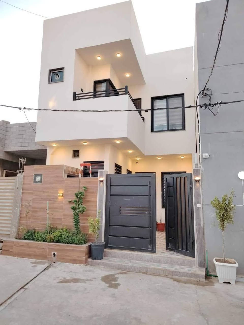 دار للبيع في حي الملايين الأولى قرب مخزن السيراميك قرب الاغوات خلف الكمرك المساحة 150 م الواجهة 6العمق 25 نظام دكتات سبالت عاكسة كاميرات للبيع.  الاستفسار على الأرقام التالية *********** ***********
