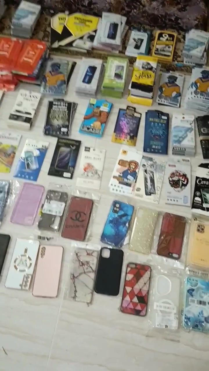 معرض البركه 
يوجد لدينا اكسسوارات موبايلات جديد للبيع القطعه 750 دينار العدد حمايت شاشه 945 قطعه اواكس 2 متر 80قطعه
مع كفرات وتوصاله شاحنه ايفون مع شاحن سياره ايفون 
مواد اصليه كاني كرده ***********
