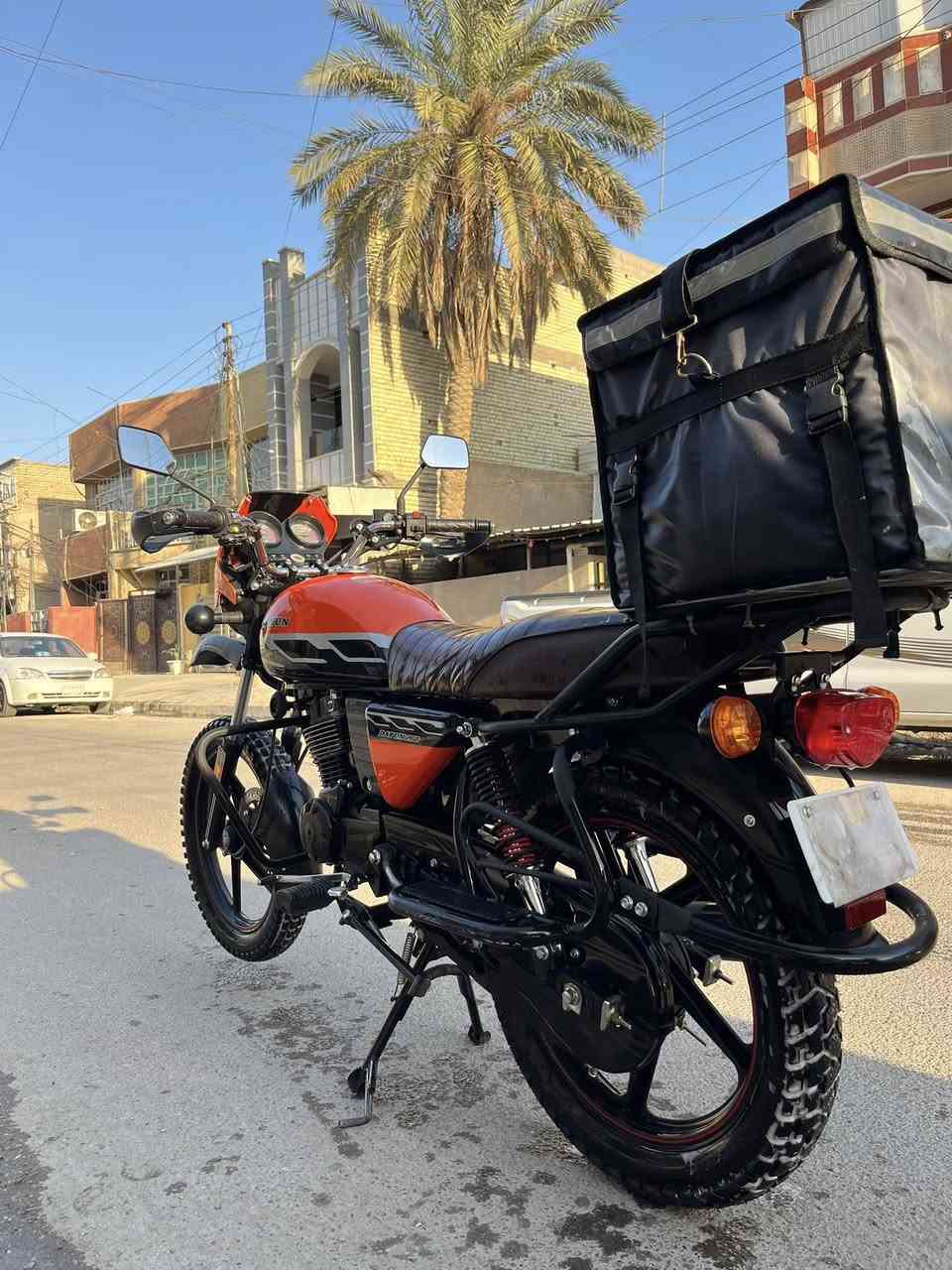 السلام عليكم دراجه دايوان ٢٠٢٣ مال موضف امانه الله ورسوله ما مشتغله  دلفري نضافتها حالها حال الزيرو مابيها اي نقص نقصها بس سائق رقم بغداد بعدها بسم الشركة حته ممحولهها مكاني بغداد الشعب رقمي ***********
