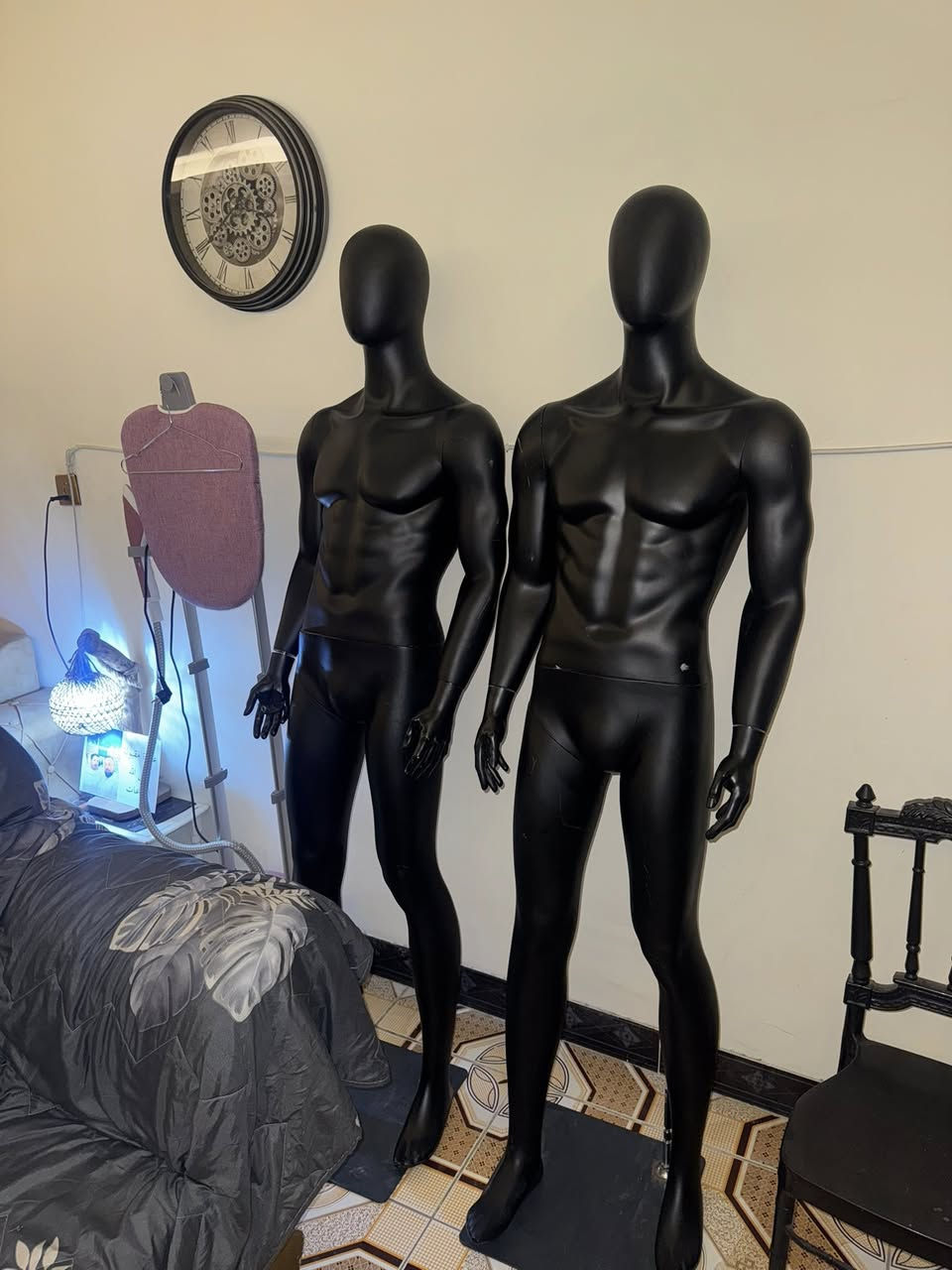 مانيكانات ثنين + 15 ستان احذيه مستعمل فترة بسيطه بحالة ممتازه للتواصل الجادين ***********
