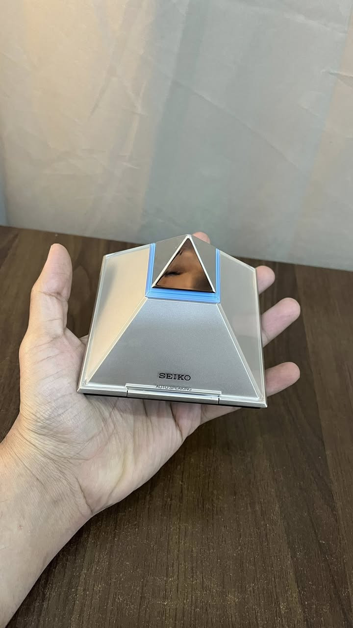 السلام عليكم 

ساعة سيكو 
ساعة ناطقة عند الضغط عليها مثل ما موضح بالفيديو و تنطق الوقت عند مرور كل دقيقة 
و بيها منبه و بيها هواي مواصفات


**إذا كنت صاحب هذا الإعلان وتريد حذفه لأي سبب، رجاءا أرسل رسالة إلى الدعم الفني**