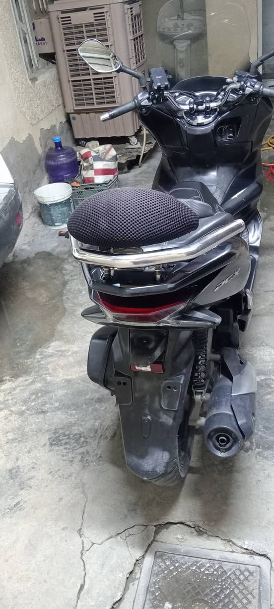 السلام عليكم ورحمة الله وبركاته
للبيع
دراجة Honda PCX جيل ثالث كوري.
دراجة نظيفة كلش ما ناقصها شي 
مكان الدراجة بغداد الشعب 
 السعر: 13 ورقة، وبيه مجال حگ الجية
***********
