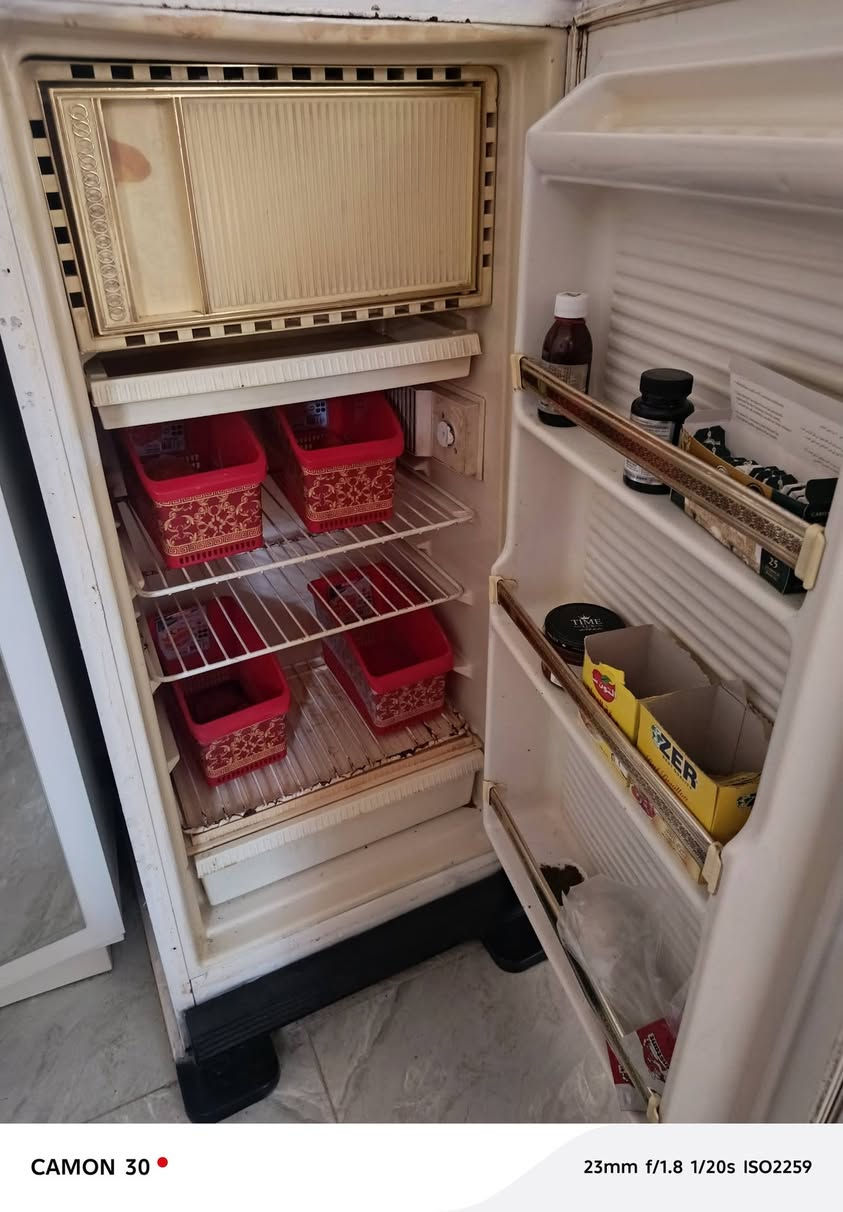 ثلاجه مابيها شيء بس ناقصها غاز سعرها 50 وبيهها مجال ***********
