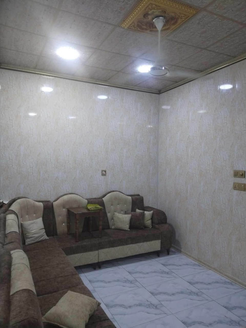 دار للبيع منطقة حي المصطفى ٧نيسان 
دور الضباط طابو زراعي سند ٢٥ 
قرب اسواق قصي طابقين 
واجهه ٥نزال ٢٥
مساحة ١٢٥ متر 
يحتوي طابق ارضي استقبال ٦×٤ وممر يدخل 
على مطبخ وصاله بيها صحيات داخلية وخارجية 
وغرفه نوم واحده تحت ممر في الاخير 
الطابق الثاني غرفتين كبار واحده صغيرة 
 صاله  وبيتونه  
للاستفسار الاتصال ***********
