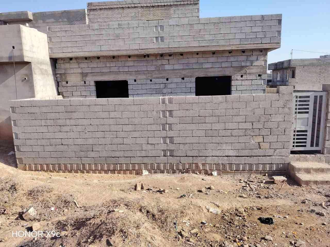 هيكل للبيع في سيروان قريب من جامع رسول أعظم مساحه البيت ٢٠٠ ويوجد مساحه كبيره في الخلف ألبيت رباط أرضي رباط سقف بيتونه كامل ستاره باقي التفاصيل خاص رقم التليفون *********** وأيوجد واتساب
