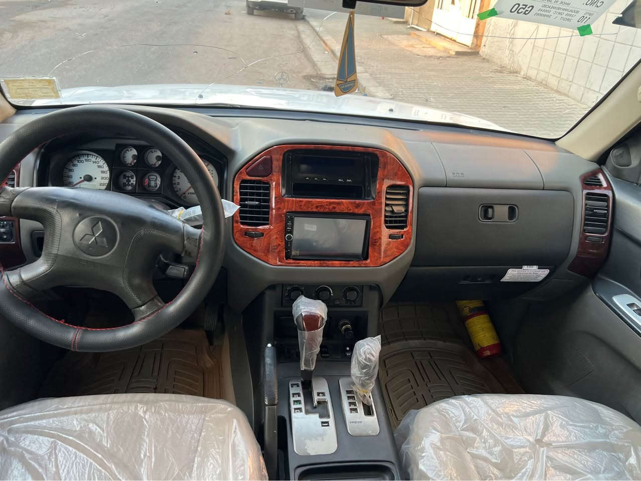 السلام عليكم 
باجيرو ٢٠٠٧ رقم بغداد أنكليزي 
السياره جاهزه كير ومكينه وحدانيه وتبريد وتخم تاير 
مكفوله من أي ضربه أو تبديل أو صبغ بيها فقط بكصه البنيه 
السعر ٩٣ وبيها مجال المكان النجف 
للاتصال *********** النجف, العراق
