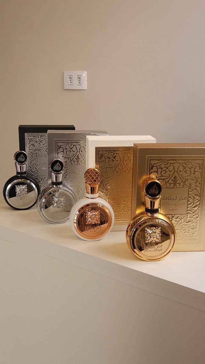 عطور فخر الطافة من شركة لطافة الإماراتية  🇦🇪

🤍 الأبيض (نسائي - نظافة وأنوثة)
 الافتتاحية: ورد، ياسمين، وزهر البرتقال (إحساس بالنظافة).
 القلب: فواكه (فراولة ورمان) مع مسك الروم.
 القاعدة: فانيلا، مسك أبيض، وخشب الصندل (ثبات وعمق فخم).

🖤 الأسود (رجالي - حيوية ورزانة)
 الافتتاحية: تفاح أخضر، زنجبيل، وبرغموت (طاقة وانتعاش).
 القلب: ميرمية، لافندر، توت بري، وإبرة الراعي (لمسة رجولية).
 القاعدة: خشب الأرز، تونكا، عنبر، ولبان (ثبات عالي ورزانة).

💛 الأصفر (جذاب - طاقة وفخامة مخملية)
 الافتتاحية: جريب فروت، فلفل وردي، وفواكه استوائية (طاقة فورية).
 القلب: مسك الروم، سوسن، وياسمين (نعومة مخملية).
 القاعدة: عنبر، فانيلا، خشب الصندل، ومسك أبيض 🤍 بغداد, العراق


**إذا كنت صاحب هذا الإعلان وتريد حذفه لأي سبب، رجاءا أرسل رسالة إلى الدعم الفني**