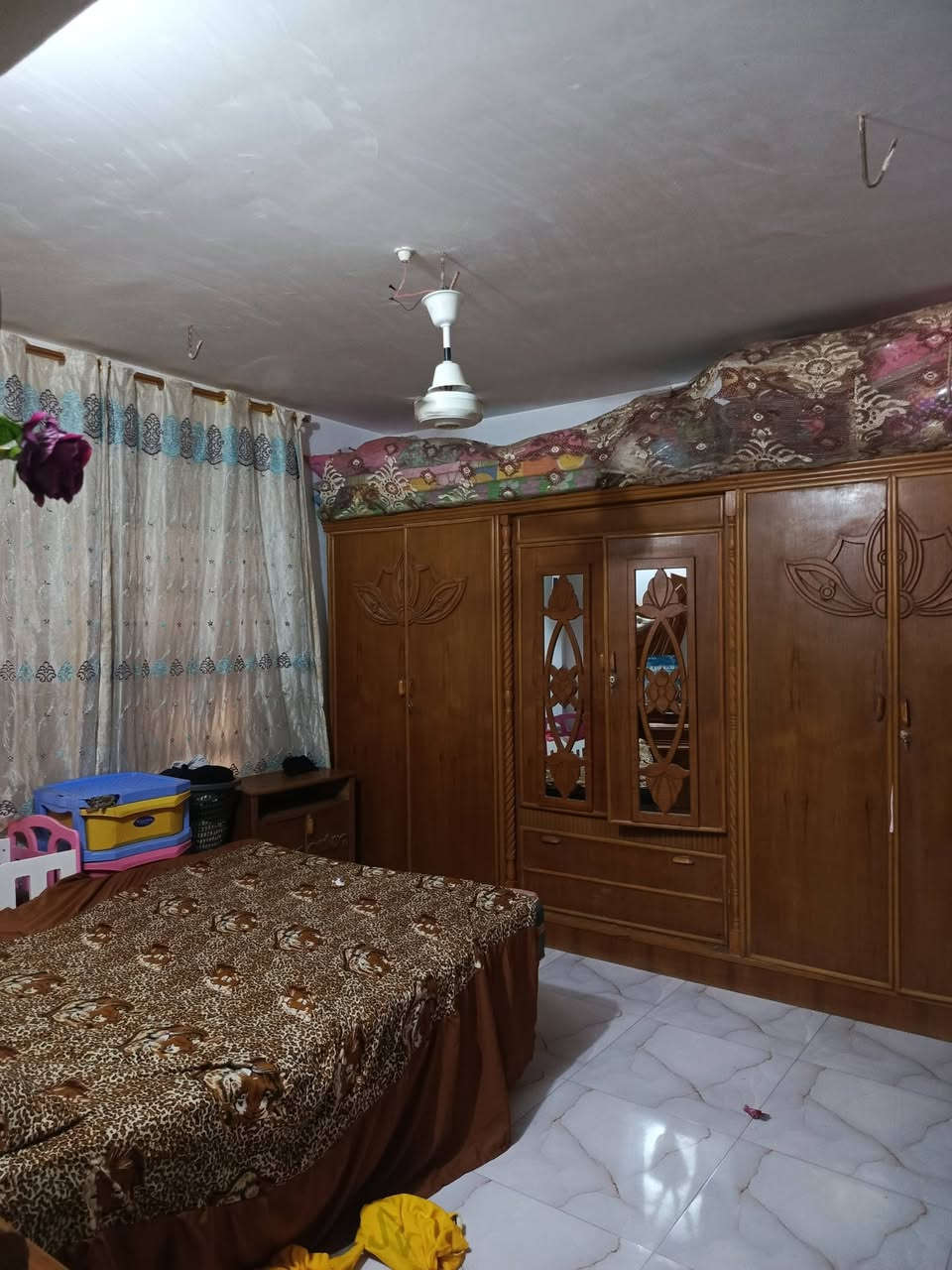 يتوفر بيت للبيع المساحه 220متر اصلاح زراعي صاله +مطبخ+غرفتين نوم+كليدور وحمام وصحيات خارجية العنوان المهندسين الرابعه شارع 80مقابل مخبز مهند يبعد عن الشارع الرئيسي 500متر وسعر مناسب جدا جدا جدا 
للاتصال ***********
