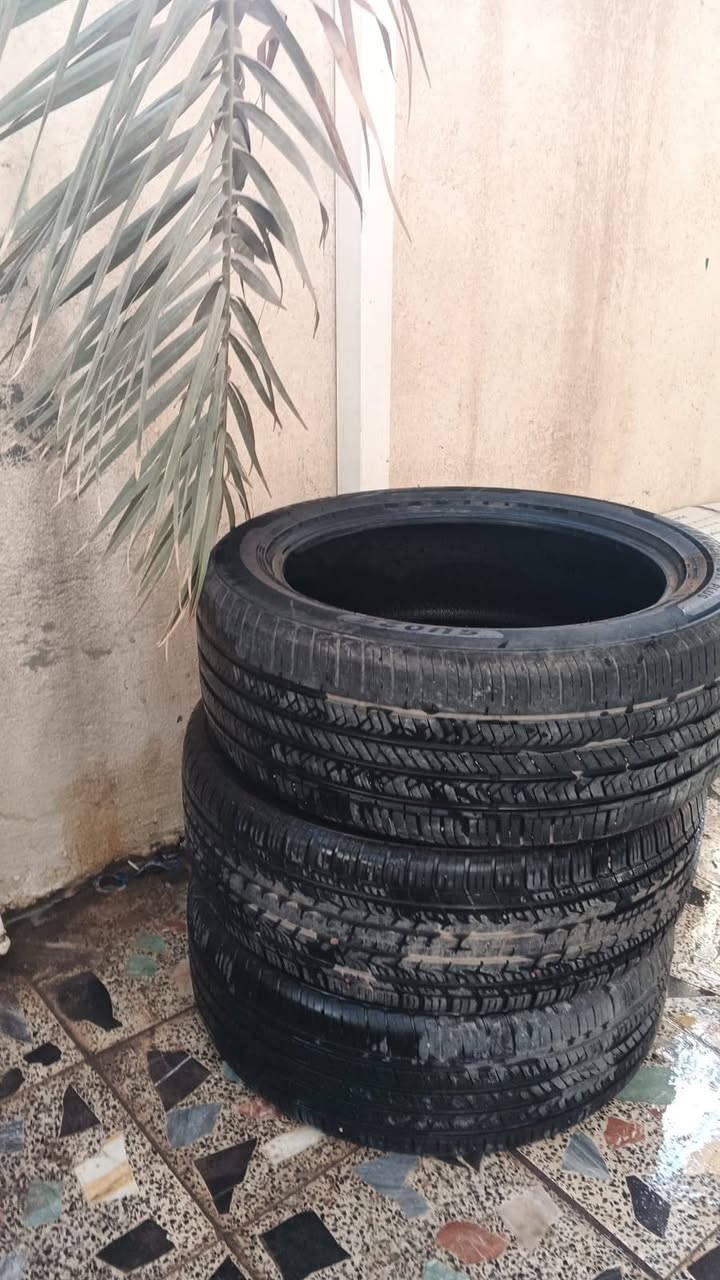 3 تايرات صيني سلفرادو  حجم 22/50/275 نضافه 80‎%‎ سعر التاير الواحد 55 الف*********** مكاني بصرة
