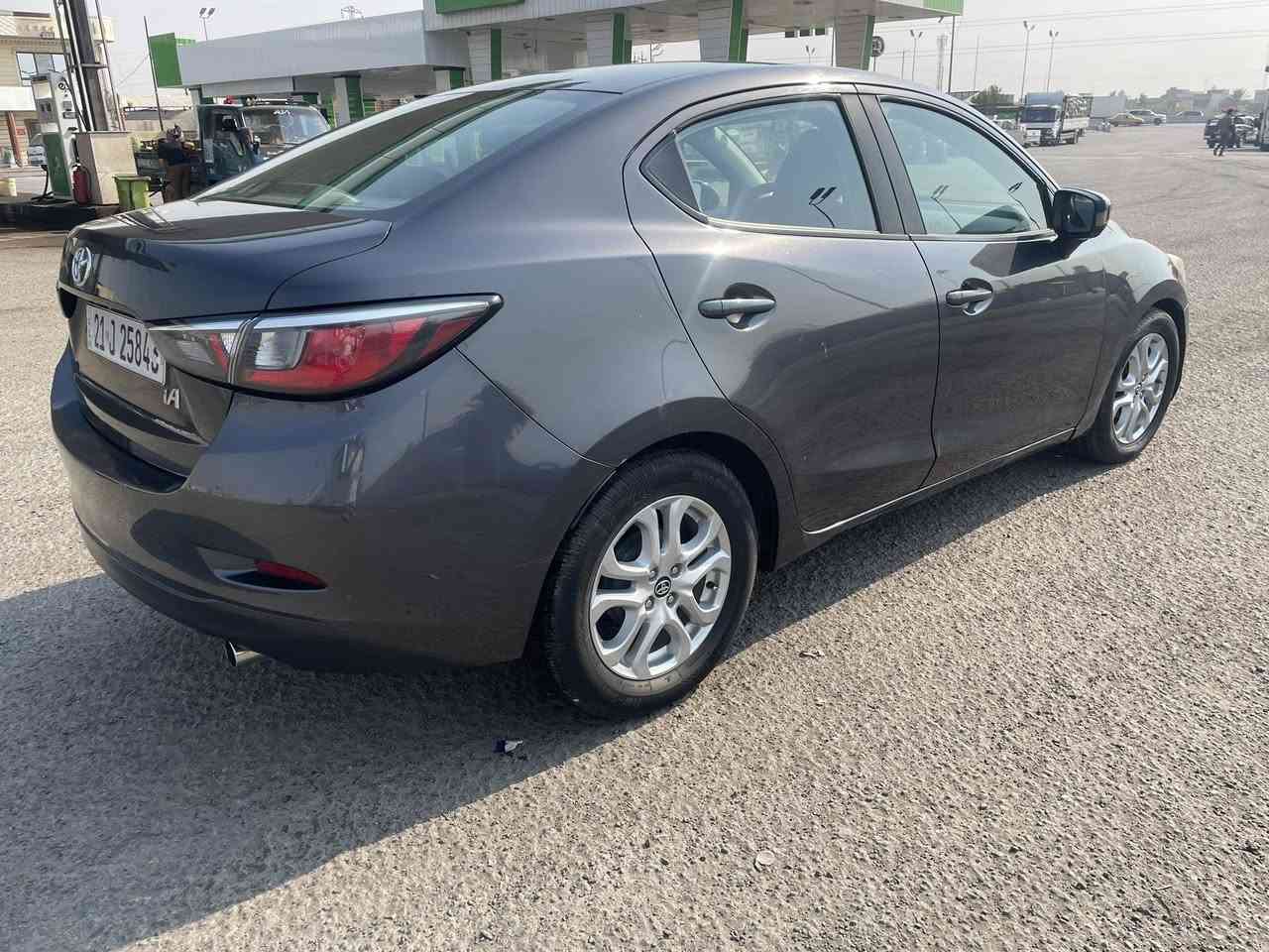 تويوتا يارس امريكي 2018 مواصفات
محرك 1500 اربعه سلندر. 

تحكم ستيرن جهتين. 

تدفئة تبريد. 

توجيه المرايا كهربائي. 

اوتو بريك توقف امامي. 

كاميرا خلفية بلادي. 

تشغيل بصمة. 

كير اوتوماتيك + عادي. 

وضع قيادة سبورت + عادي . 

مثبت سرعة تحكم ستيرن. 

شاشة تحكم ماوس + لمس. 

مانع انزلاق و ABS.  

فتح صندوق ريمونت + زر داخلي. 

متحسس ضغط اطارات. 

فتح وقفل مركزي وجامات كهربائية.

الضرر صور مرفقه  

بونيد تصليح +باب السايق . 

فحص وهزه جديد وسنويه ولوحات سليمانيه جديد. 

عداد المسافات 120 كم. 

السعر 98$ مجال بسيط . 

مكان السيارة بغداد 

ابي غريب شارع الزيتون 

📞📞📞*********** تواصل
