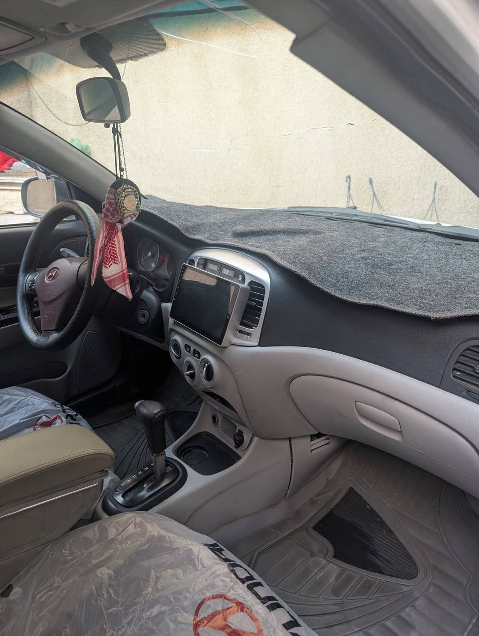 السلام عليكم
اكسنت دبدوب 2008 للبيع 🤍
السياره وارد امريكي بيها جاملغ خلفي وجاملغ امامي عكس سايق  
السياره مصبوغه حزام اثر شخوط
تحكم ستيرن 
شاشه اندرويد اصليه 
تدفئه تبريد جدد مجمده الهوه مالتها
هزه وسنويه جدد 
السياره ادامه كامله عليها بلكات نوزلات مجاول فيول بم
مغلفه فابلون للجماليه قماره بدون صبغ
الداخل مدوشم كامل جديد 
تخم تاير جديد + حداده جديده بس ناقصها بلنص وميزانيه 
السياره مال جني على ايدي مشتغلها ومرتبها 
السعر 72 وبيها مجال
المكان الغزاليه 
الرقم :***********
