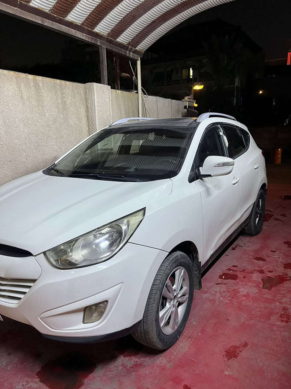 السلام عليكم للبيع توسان 2011 وارد خليجي مصبوغة عام للجماليه بيهة ضربه بل جاملغ الخلفي معمر والصندوك واضح وبيهة صوت بل مكينه صدرهة جديد بيها زنون وشاشه بنوراما فول مواصفات سنويه جديده للـ29 …. السعر 105 ورقةرقم التلفون*********** عنوان السيارة بغداد البلديات او الكراده
