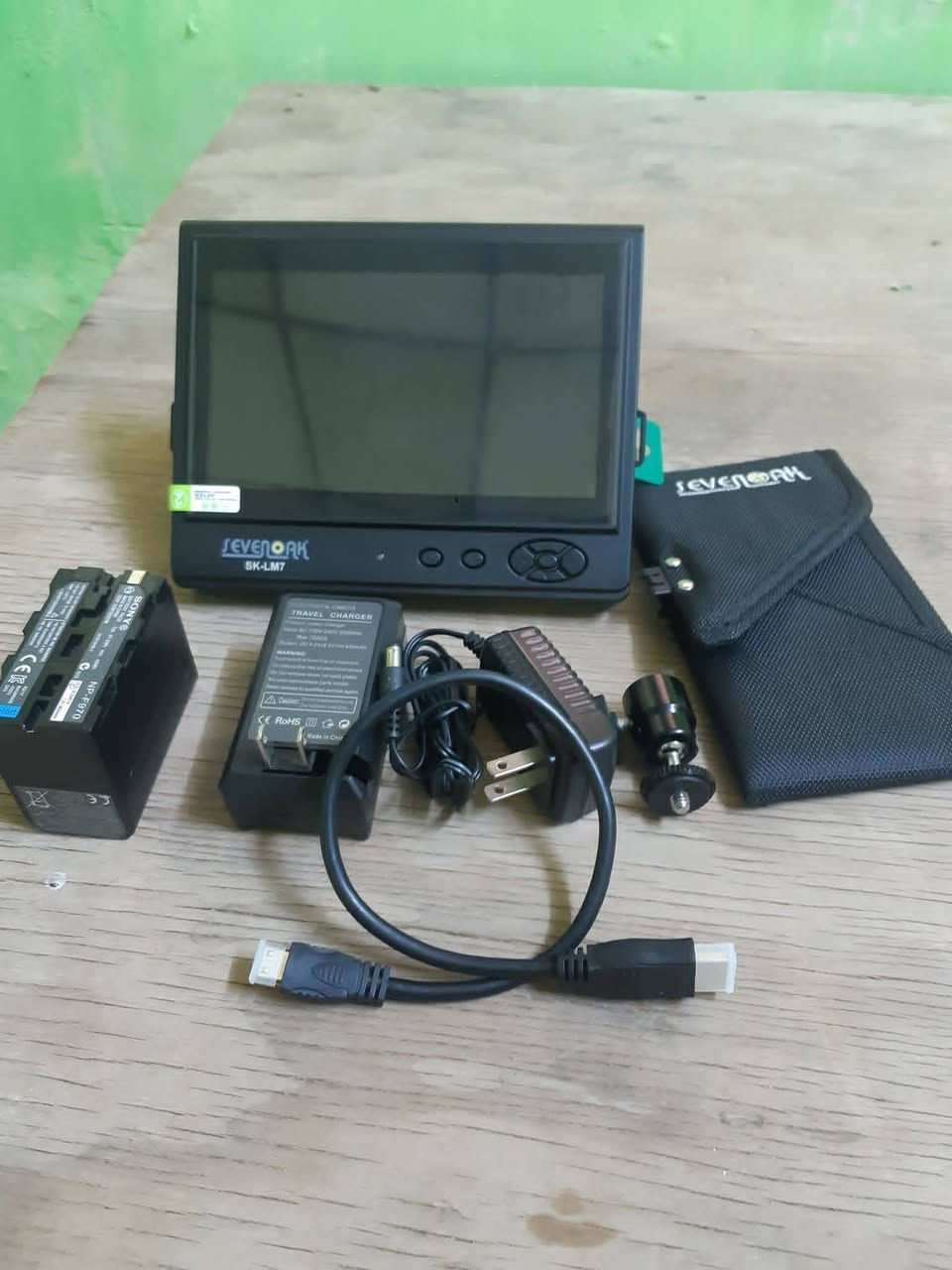 للبيع  شاشه شحن 7انج   خارجية للتصوير افضل فيديو و صور *********** SK-LM7 شاشة LCD 7 بوصة IPS TFT HD لكاميرا كانون نيلكون DSLRsss

متوفره الان مونيتور 7 بوصه 
مواصفات ..
تتبنى شاشة SK-LM7 لوحة IPS TFT LCD وميزات لمساعدة عشاق الصور ومصوري الفيديو في تصوير لقطات فيديو عالية الجودة باستخدام DSRL الخاصة بهم.

الميزات:
يمكن أن تساعد شاشة LCD عشاق الصور على تصوير لقطات فيديو عالية الجودة.
شاشة IPS LCD بدقة تصل إلى 800*480
يستخدم دوائر متكاملة متقدمة ووحدات LCD عالية الجودة IPS، استهلاك منخفض، وظيفة ثابتة، وانبعاث إشعاع منخفض.
مع فتحة برغي بطول 1/4 بوصة، يمكن توصيلها بسهولة مع ثلاثي.
مزودة بظل الشمس، اجعله مرئيًا تحت أشعة الشمس.
يمكن تركيب هذه الشاشة بسهولة على كاميرا DSLR، شريك جيد للتصوير.
خفيف الوزن ومحمول للحمل.
للبيع  شاشه شحن 7انج   خارجية للتصوير افضل فيديو و صور ***********s
