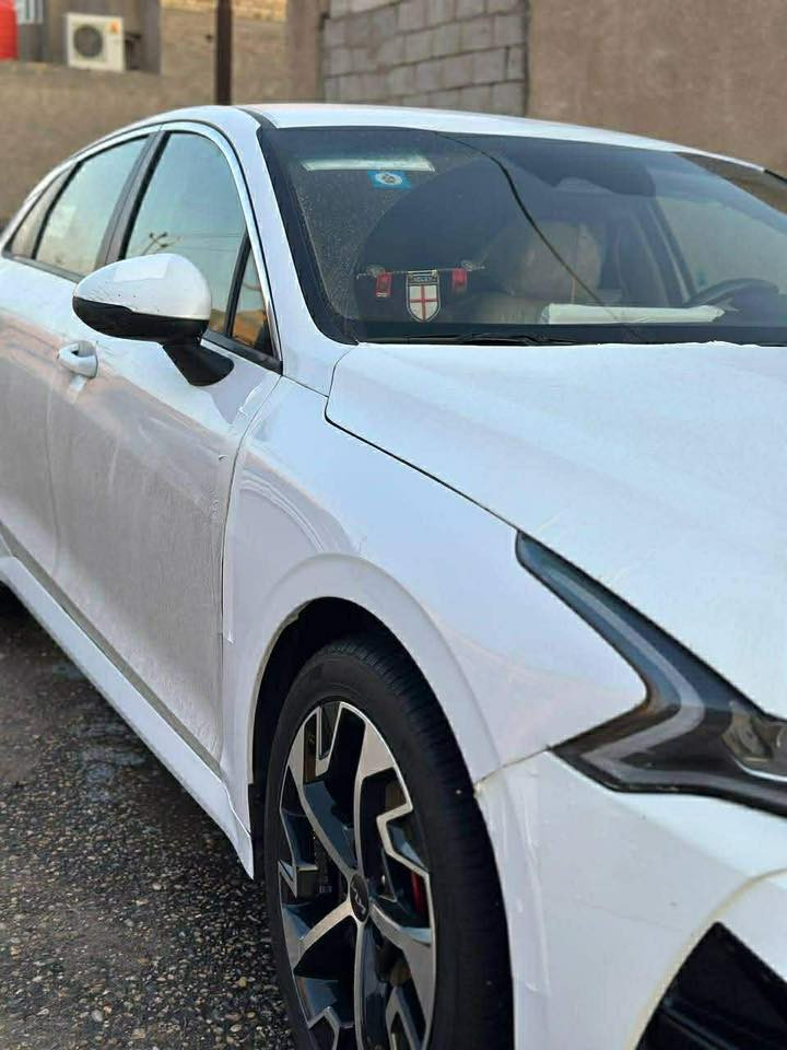 السلام عليكم k5 مديل ٢١ امريكي مكينه ١٦٠٠ تيربو الضرر البنيد بس ماشيه ٦٥ميل معوقين وكاله عامه يسويلك ماباقيلهة شي وتصير حرة فول موصفات توني شادلهة تخم تاير كل نقص مابيهة السعر ١٦٥ وبيهة شي قليل *********** مكاني السماوه
