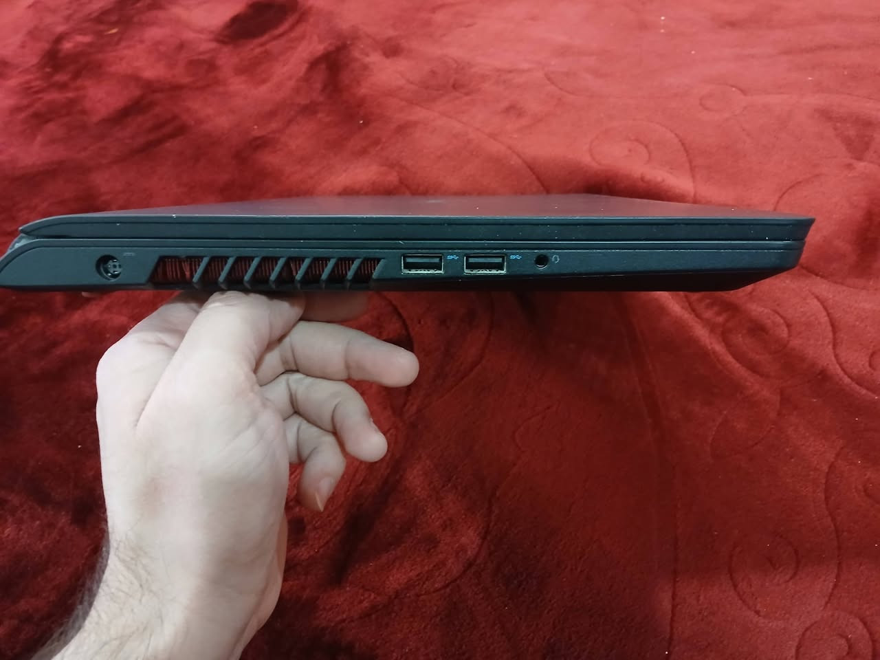 السلام عليكم
لابتوب كيمنك 5577 dell للبيع السعر ٤٧٥ مكان بغداد القاهره 
***********
الموصفات 
حجم الشاشه ١٦ انج full hd 
Ram 16 g
Hard m.2 128 +750 hhd
Cup i5 7300hq
Vga 4g GTX 1050
