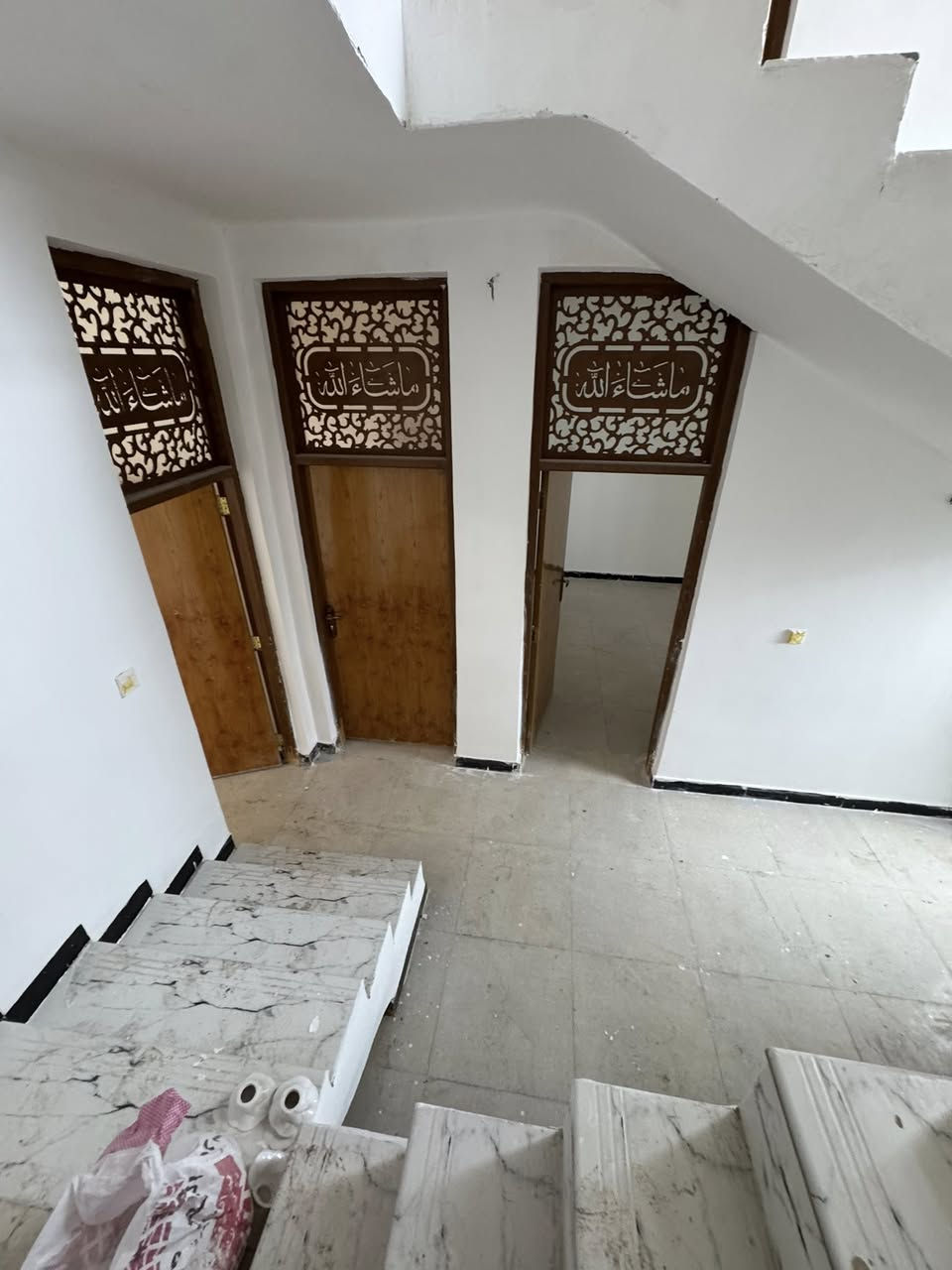 يالله السلام عليكم يعلن مكتب بركات الزهراء عن وجود دار طابو زراعي سند 25 مساحته 100متر بناء طابوق مسلح 
يتكون من غرفه استقبال مطبخ صحيات صاله 
الطابق الثاني غرفه نوم
موقع الدار حي المصطفى شارع الجامع 
جميع الخدمات ماء كهرباء تبليط البيت ركن عرض الشارع 12متر 
ملاحظه البيت فارغ حاليا بناء حديث سنه 24
السعر 68مليون بي مجال بصيط
الاتصال ***********
