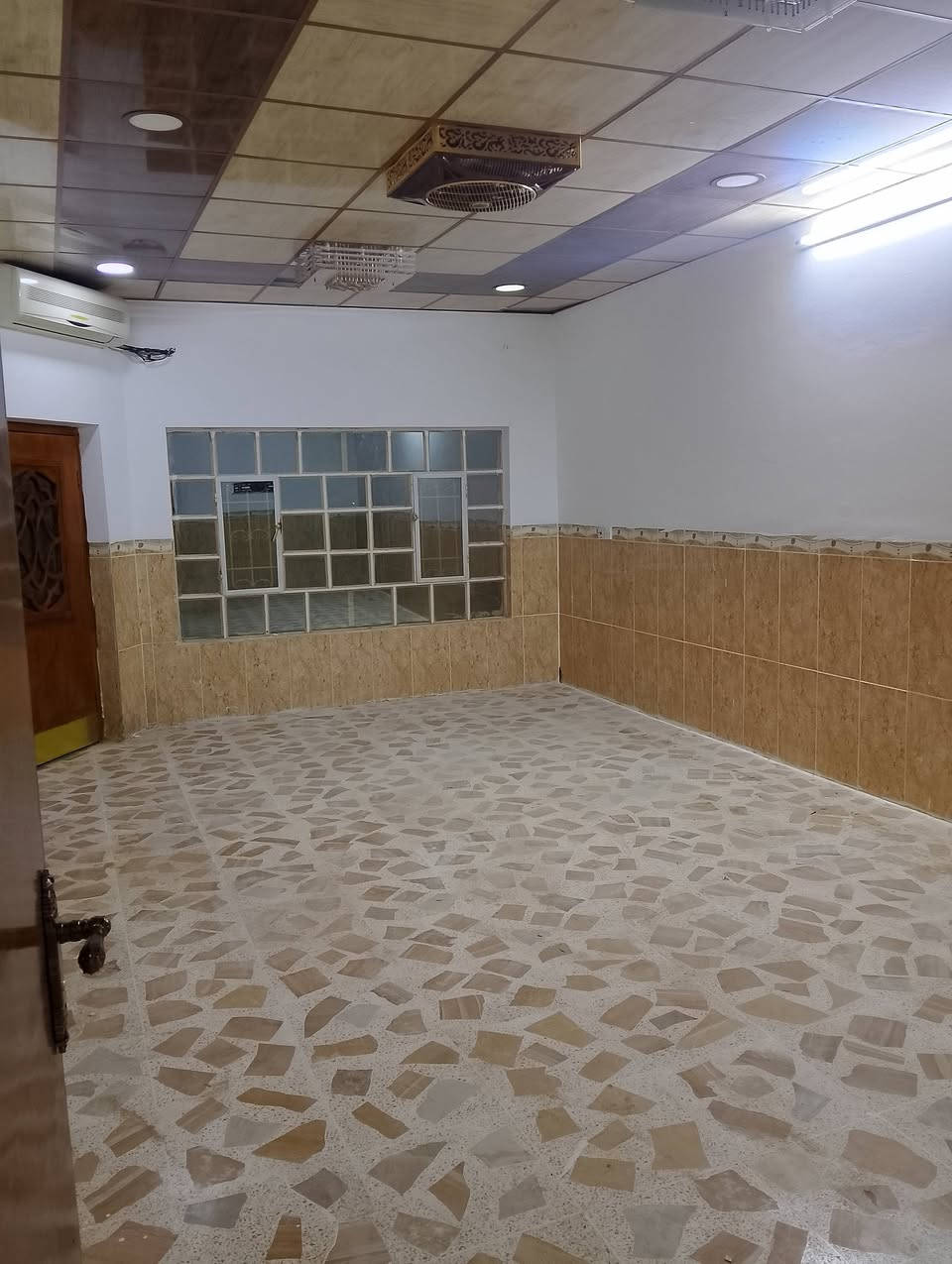 دار للبيع مساحة/200/طابقين 
نوع العقار:طابو 
عنوان:قادسية الثانية شارع أبو وليد
يحتوي على: استقبال،مطبخ،هول،غرفتين نوم 
موقع مميز عل شارع عريض وتبليط مجاري وماء حلوو
١٥٥ مليون وبيها معاملة 
للاستفسار الاتصال على الارقام التالية: ***********
