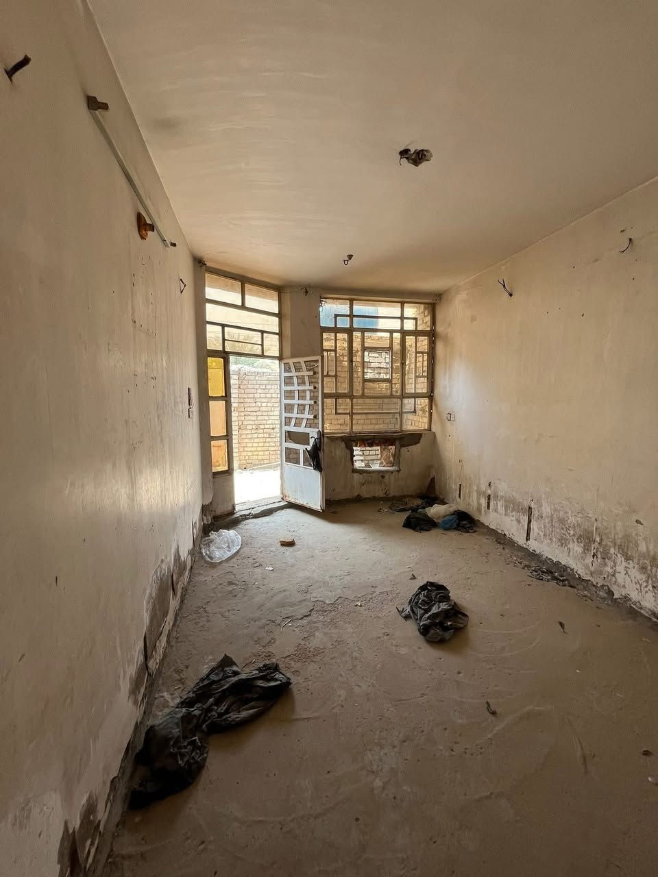 دار للبيع
المساحة ١٠٠ متر , 
العنوان حي الكوفة- شارع الصورة- الجهة اليسرى -فرع اسواق ادم, 
للاستفسار الاتصال على الرقم ***********
