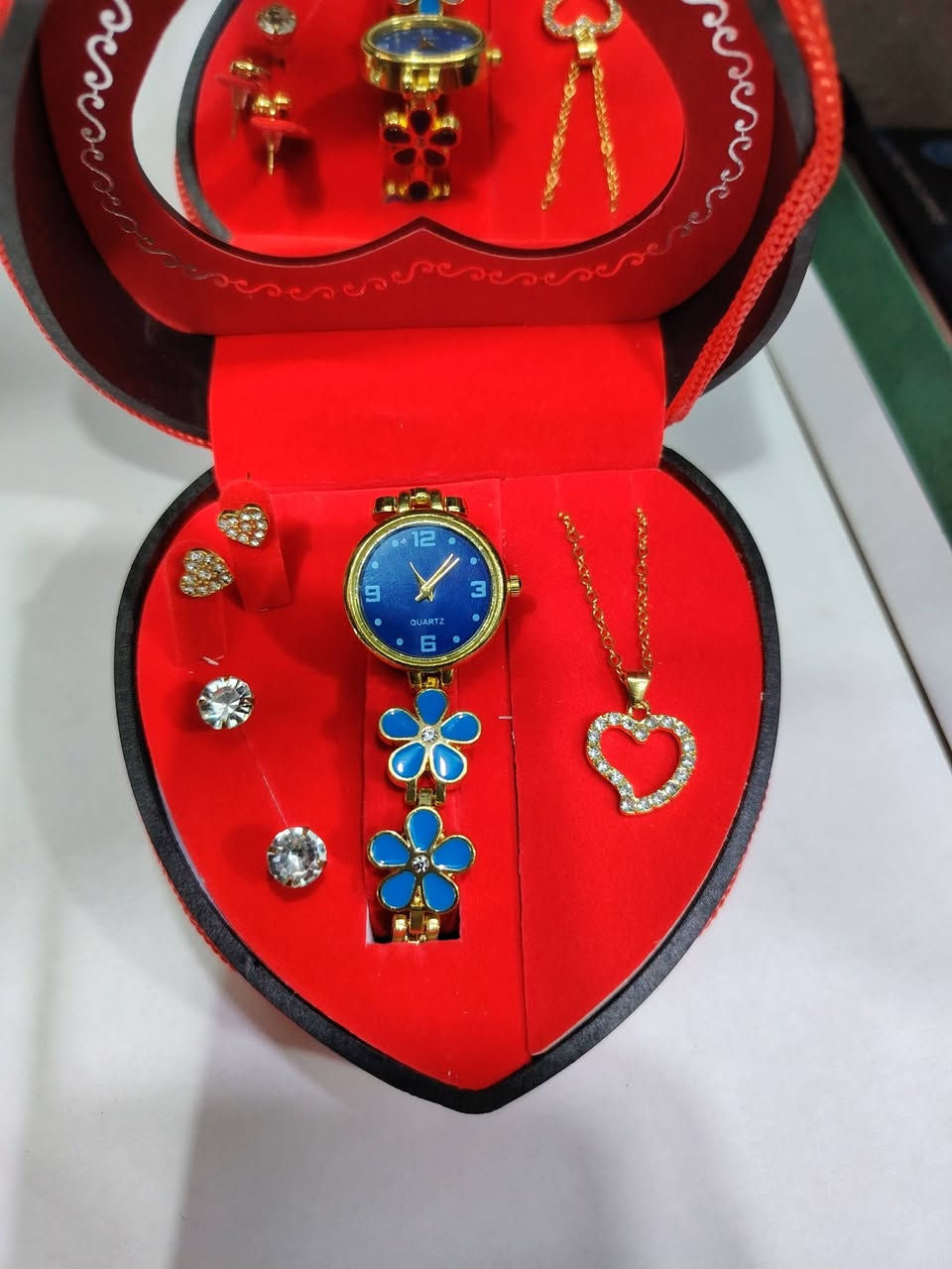 ساعات رجالي و نسائي سعر 5000 محل ابو حوراء زكلابي قرب جامع بلدروز الكبير بس عتمد وتساب توصيل بلدروز 1000 فقط 7808905892
