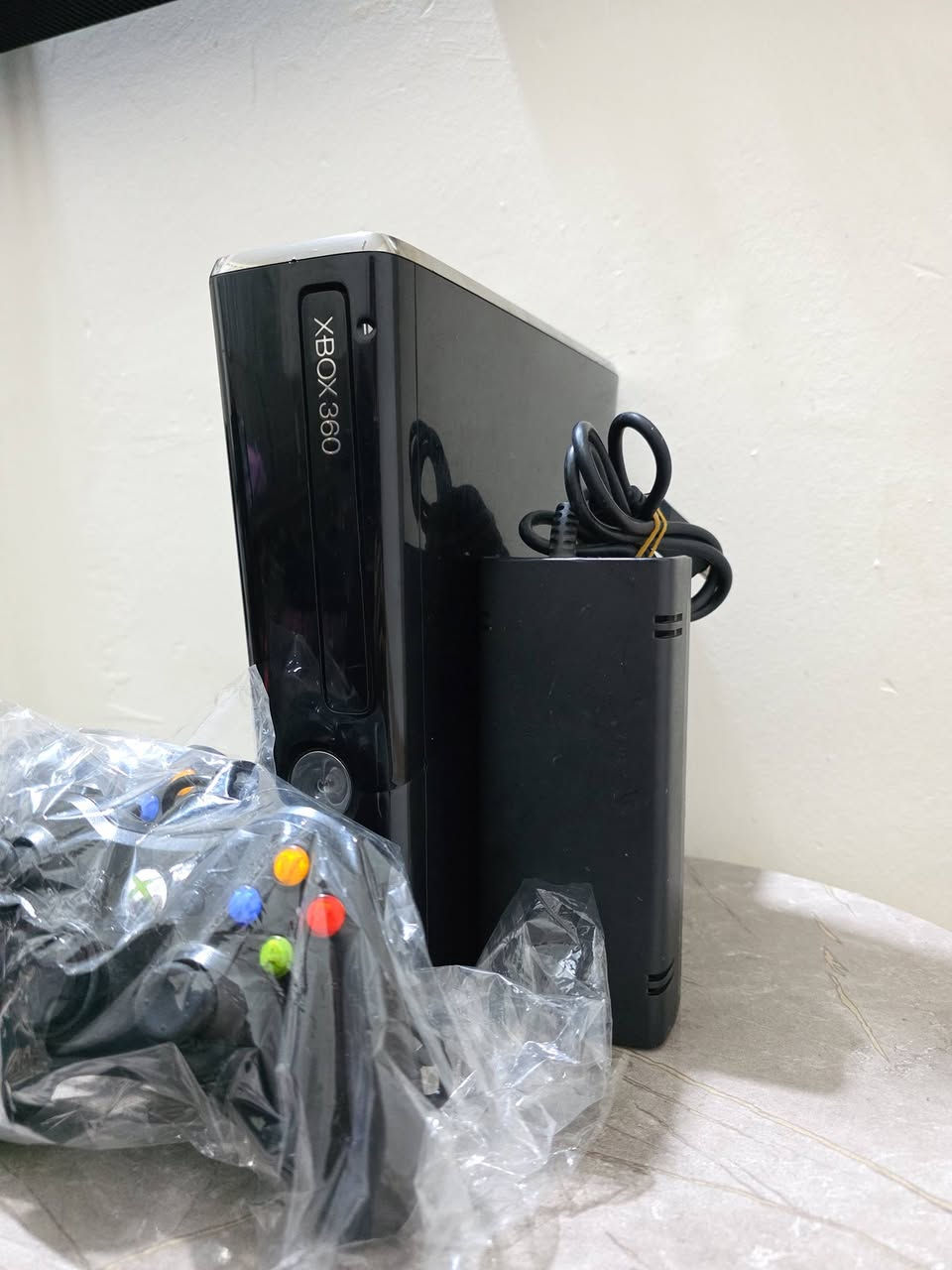 اكس بوكس 360مهكر حيل حيل نظيف نظام اروره ويحتوي على 99لعبة قويه مثل ماموضح بلفيديو ويحتوي على 2جوستك وغراضه كله بلادي شرط الفحص السعر 120وبي مجال للطيبين توصيل جميع المحافظات متوفر ***********
