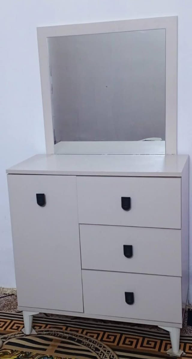 غرفه اخشاب للبيع استعمال قليل جدا غرفه نضيفه جدا مكان فلوجه شهداء سعر ٦٠٠ اتصال ***********
