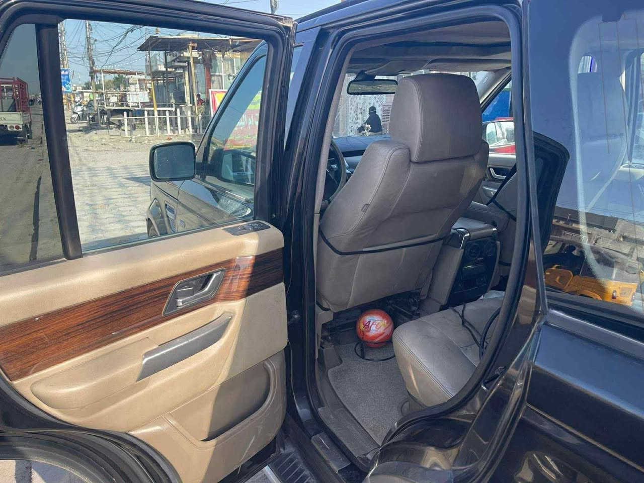 سلام عليكم الي عنده جي كلاس محدثه ويريد يراوس ينزلها بتعليق ويذكر السعر ويكون مناسب اويدزها خاص واني عندي رانج موديل 2009 وقبل كم شهر كملت معاملة مال الكمرك وعدد المحاور ثاني يوم تحويل بتحويل


**إذا كنت صاحب هذا الإعلان وتريد حذفه لأي سبب، رجاءا أرسل رسالة إلى الدعم الفني**