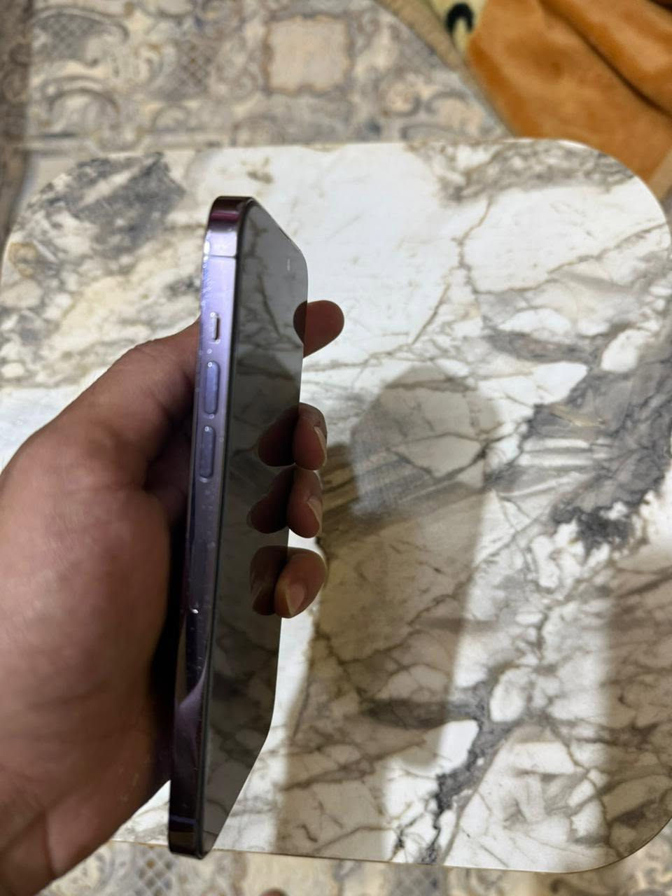 سلام عليكم شباب للبيع أيفون 14 برو ماكس أمريكي كفاله عامه عده ضهره مكسور بطاريه 91 كلش جديد محتاج واريد أبيعه مكاني بصره حي المهندسين رقم تلفوني ***********
