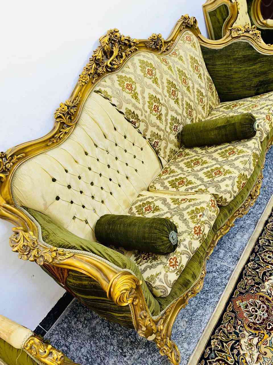 تخم مصري نضيف ما بي ضرر 
عشر مقاعد كوشات كامله ويا 3طبلات ثنين صغار وحده كبيره مرمر السعر 650وبي مجال العنوان البلديات مقابيل الأمن العامه ***********
