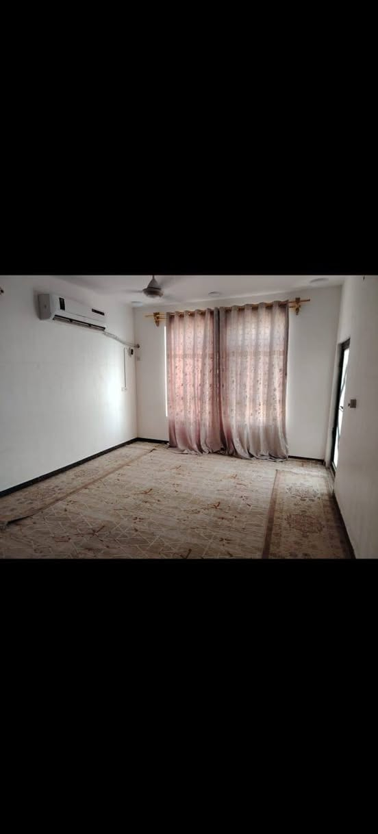 بدون كفيل بدون دلاليه بيت بمجمع الزهراء مقابل مجمع الشمس على الشارع 60 تجاري مساحة 200متر طابق الارضي غرفتين صاله استقبال مطبخ حديقه كراج الطابق الأول غرفة وصحيات سعر 120مقدمه والباقي 55مليون اقساط  حاليا سند باسم الشركه جاهز للسكن مرحلة اولى ***********@
