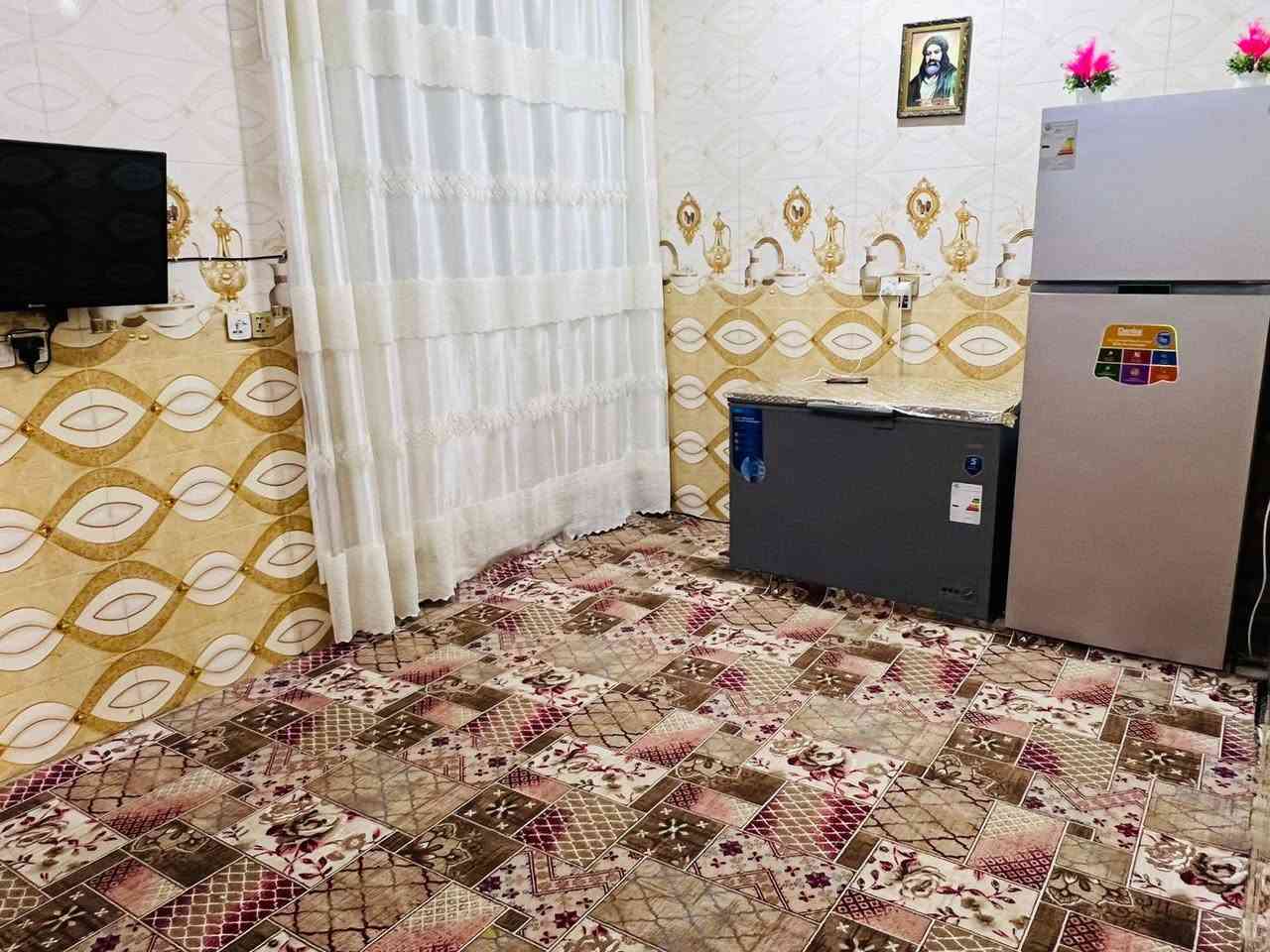 مشتمل للبيع 
المساحه 100 متر 
بناء حديث 
الانوار ال 200 
يحتوي استقبال صاله مطبخ غرفتين نوم صحيات فوك وجوه 
للاستفسار الاتصال على الرقم ***********
