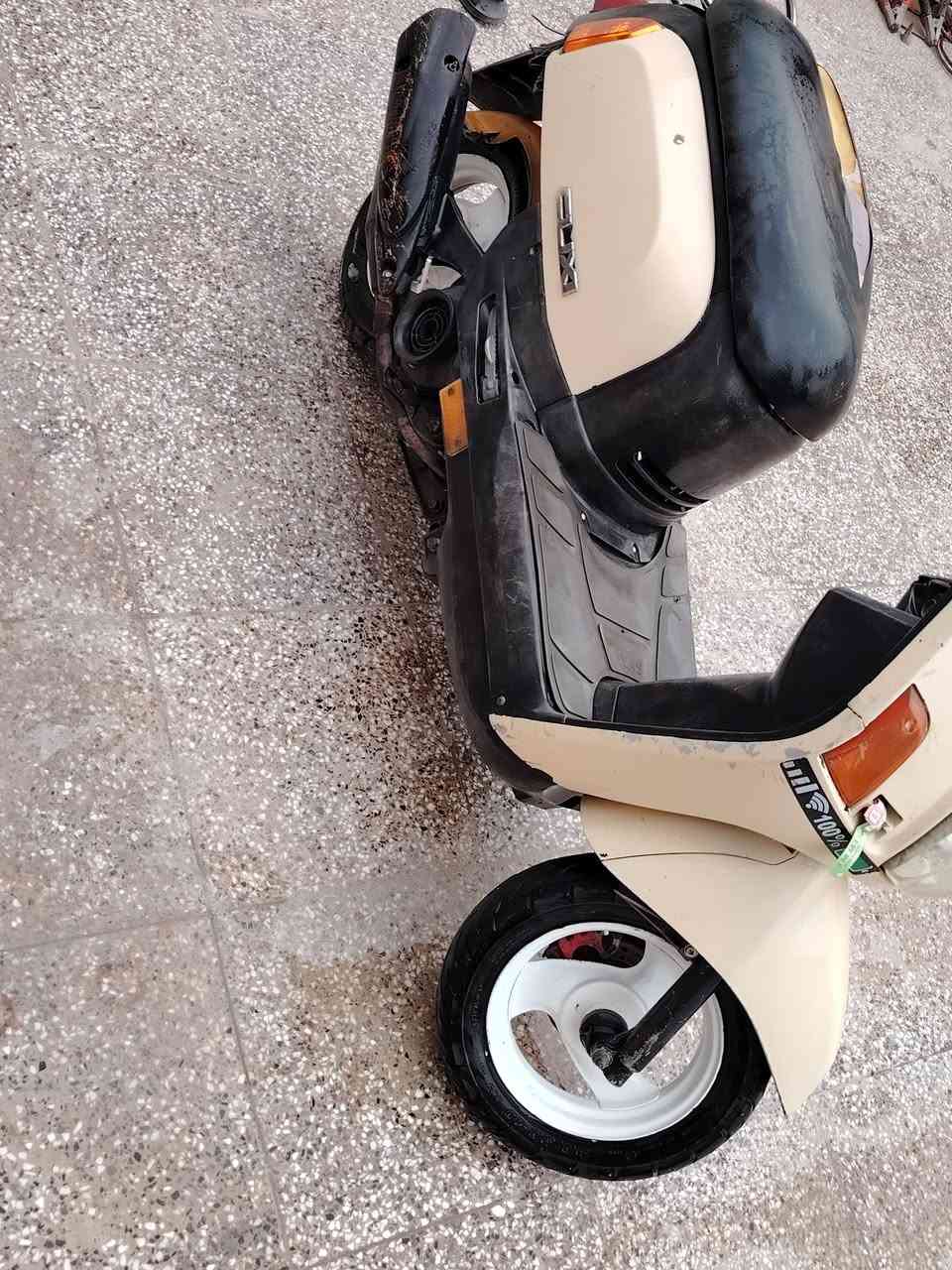 دراجه ماكس بوليسي للبيع مفتوحه بس ولفات
مره وحده مكينه نضيفه حلوه ناعمه سلف وكهربائيات كلها شغاله 
السعر 500 وبيها مجال 
مكاني كوفه 
رقم الهاتف ***********
