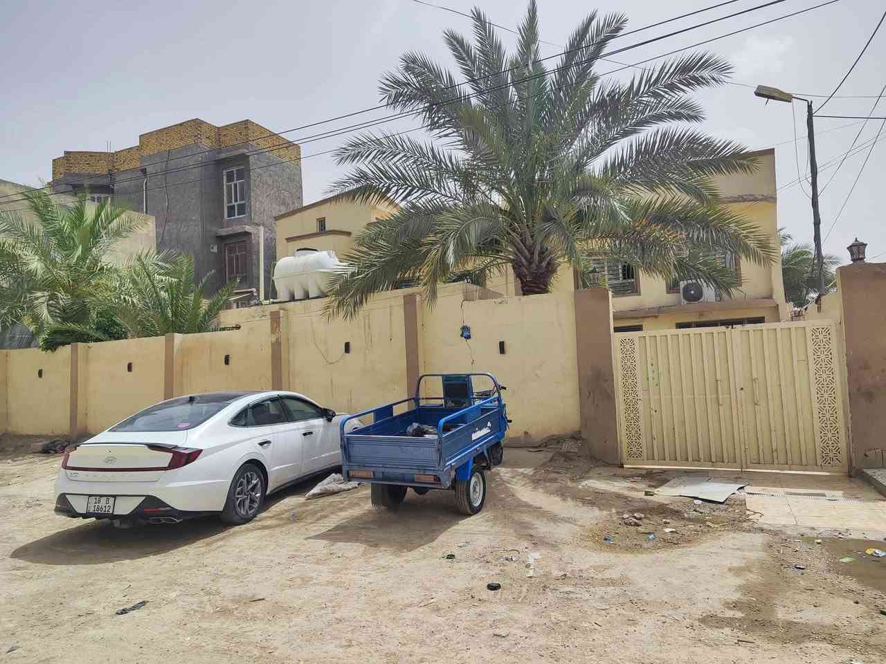بيت ركن 400 متر 200متر بناء صافي طابقين 
مظيف كبير 
خمسة غرف نوم حمامات في الطابقين ومغاسل 
خارجيه للضيوف 200حديقه صافيه 
***********
***********
