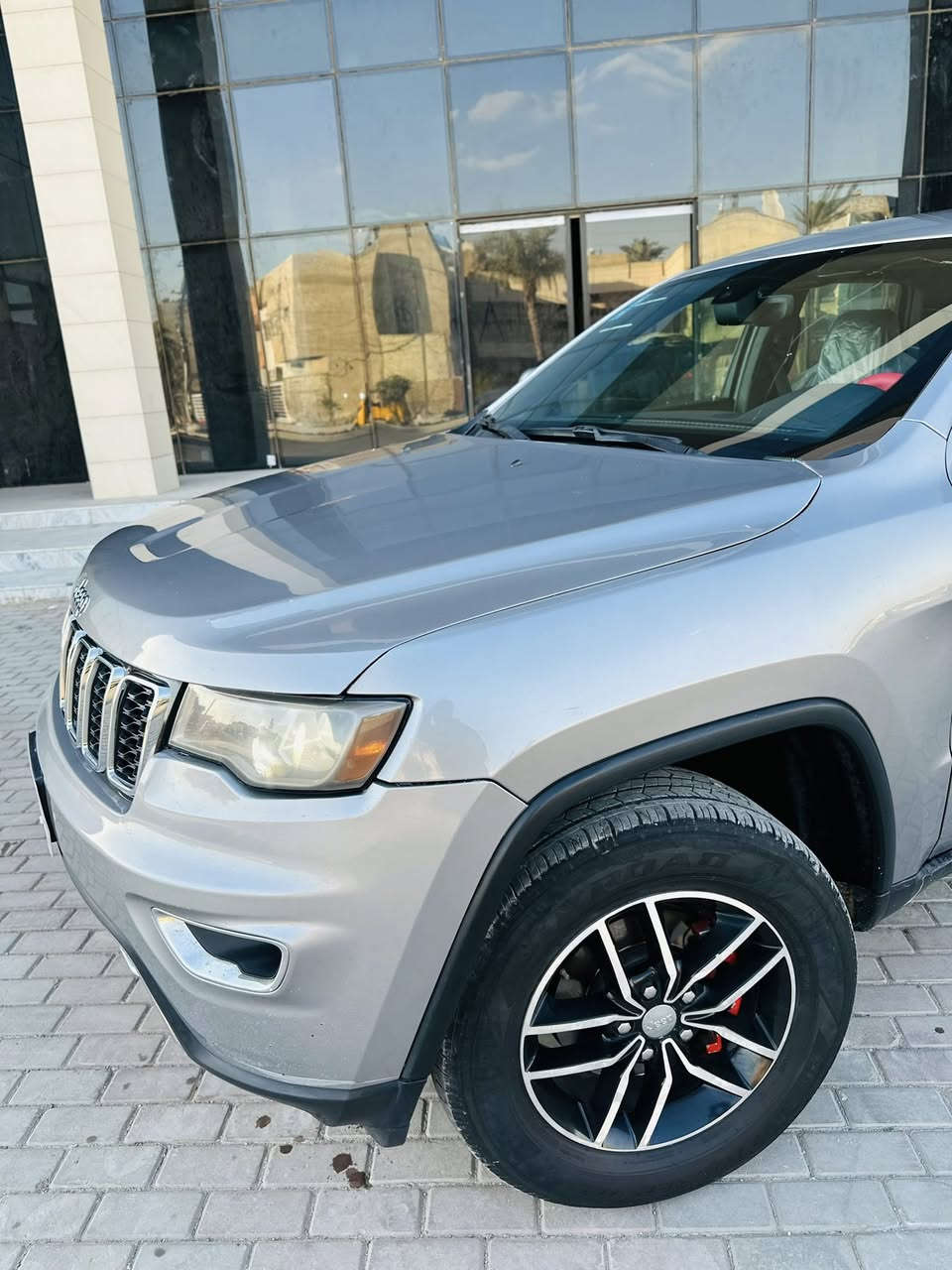 السلام عليكم 
السعر 169وبيهة مجال 
جيب شيروكي موديل 2018 السيارة حلوة ونضيفة
صور الحادث مرفقة مع المنشور بدون دواخل بدون ايرباك 
المواصفات 
بصمة ابواب 
بصمة تشغيل 
نضام سبورت 
نضام توقف ذاتي 
نضام ايكو 
مانع نزلاق 
تحكمات ستيرن جهتين 
شاشة جبيرة 
كامرة خلفية دوارة 
وبعد بيهة هواي مواصفات 
السعر 169 وبيهة مجال 
الرقم ***********

العنوان بغداد الرصافة
