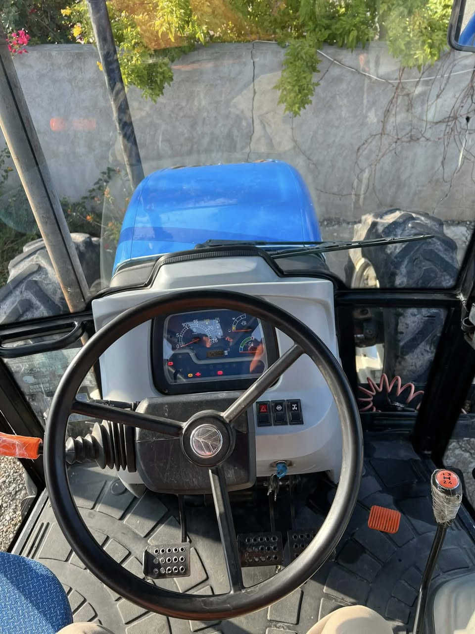 نيوهولند توركي
حجم١١٠
سعري ٢١٠ معامه له 
ژ.تلفون ***********

هه موو گياني به شه رت 
نمونه له جواني و پاكي
