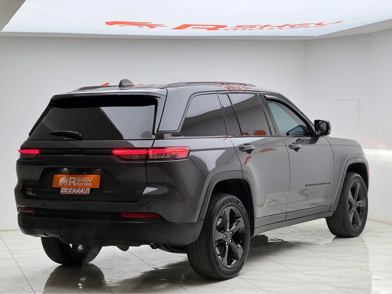 Jeep Grand Cherokee 2024
جيب گراند شيروكي ٢٠٢٤

مواصفات Laredo 4x4 السيارة تجي ٢ سويج
(مقاعد جلد+شاومو-مقاعد تدفئة-ستيرن تدفئة-رادار جانبي و امامي-لايت LED زينون-شاشة كبيرة-كاميرا خلفية)

مكينة ٦سلندر حجم ٣.٦لتر تنفس طبيعي
ماشية 26,000 ميل و بحالة ممتازة 

ضرر السيارة بيها حافة البنيد صبغ فقط بدون دواخل و ايرباك
السيارة كلش حلوة و نظيفة 

السيارة رقم كاتي دهوك تترقم شمالي
مكفولة من كير و محرك و كهربائيات

و ب سعر(308$) ورقة و بيها مجال

مكان السيارة

دهوك -معرض ارشف R-Shev
رقم51 من معارض التيرمينال 

***********
*********** دهوك, العراق
