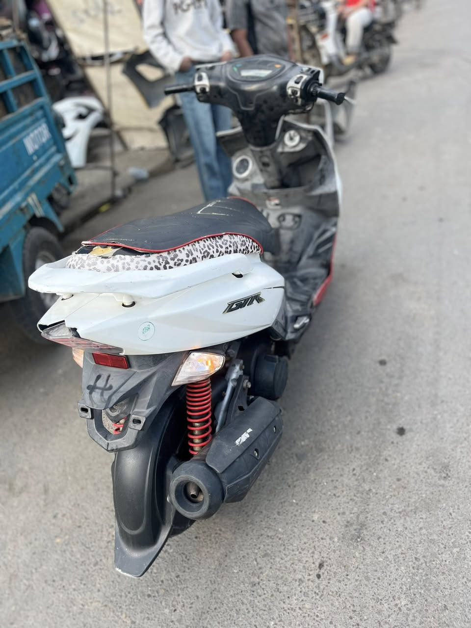 سلام عليكم دراجه جي تي ار دراجه حلوه لدراجه ما بيهة اي نقوصات بس لحاضن لداخلي طاك مكينه ما مفتوحه لا نضوح لا تبخير السعر 800وبيهة مجال حك لجيه العنوان بغداد مدينه لصدر لستفسار ‭٠٧٧١ ٤٢٧ ٨٨٧٣‬
