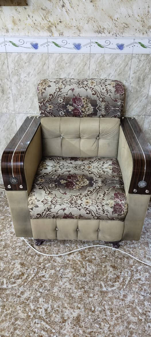 للبيع تخم قنفات 10 مقاعد + طبلتين 🛋️
المكان بغداد / تراث البياع
نسبة النضافه 95% ، ما بي ضرر، و الدوشمة ثابتة وما نازلة 
✅ القماش مطرز بنقشة ورد، ويه لمسة شمواه ناعمة
✅ الإيدين: خشب مطعم بخطوط فضية
✅ وياه طبلتين خشب (وسط + جانبية)
💰 السعر: 425ألف دينار (قابل للتفاوض شي بسيط)


**إذا كنت صاحب هذا الإعلان وتريد حذفه لأي سبب، رجاءا أرسل رسالة إلى الدعم الفني**
