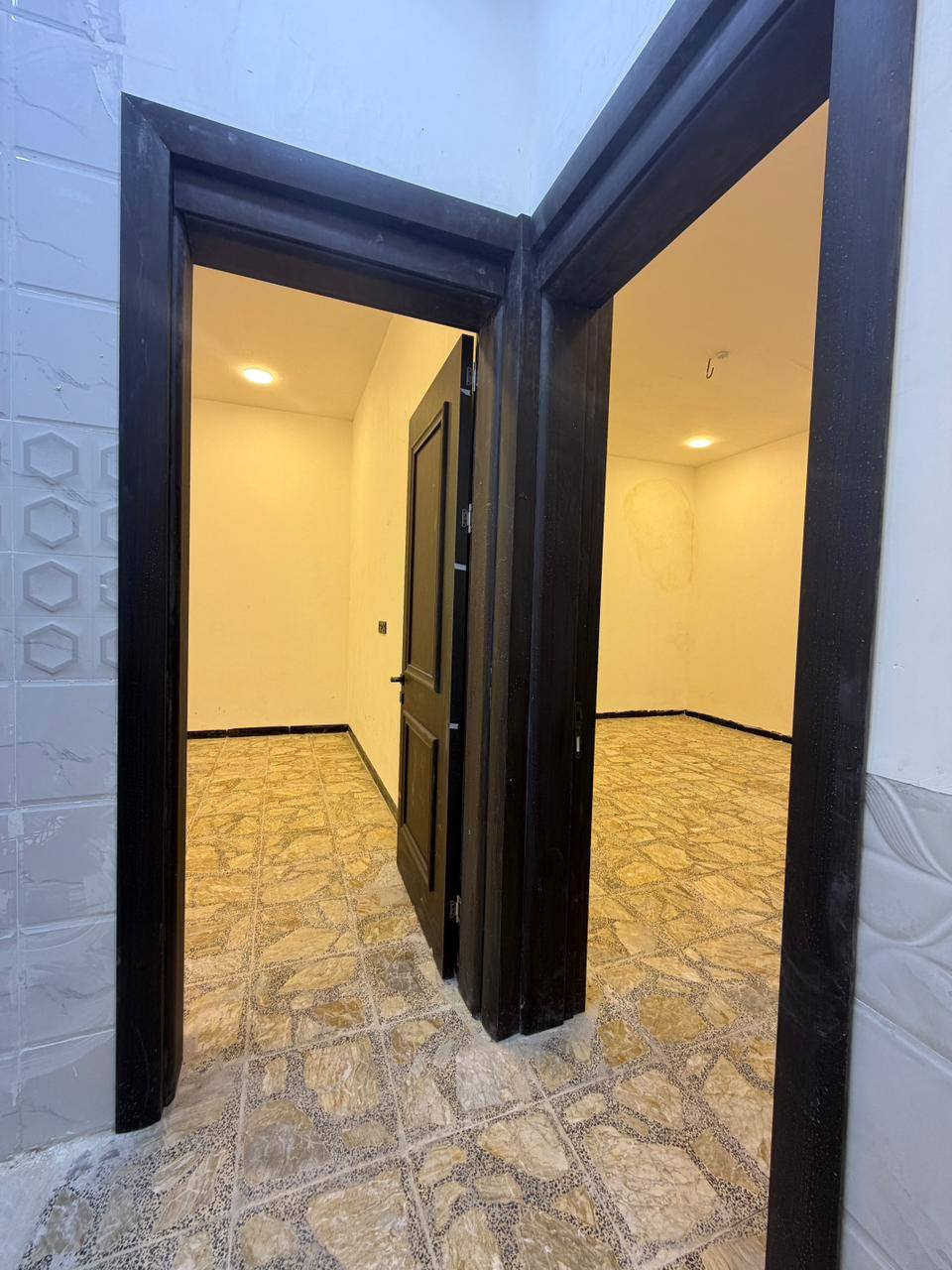 السلام عليكم
بيت للبيع طابو زراعي سند ٢٥
📌 العنوان مجمع حيدر الحاج هندي حولي الخصيمة.
المساحة : 230 متر

يحتوي على غرفتين + صالة + مطبخ + استقبال + صحيات داخلية وخارجية إضافة إلى محل 🌹

البناء حديث غير مسكون شغل درجة أولى كونكريت مسلح قريب على الشارع.
للاستفسار أكثر الاتصال على الرقم
*********** واتساب
