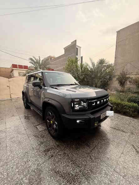 جيتور T2 2.0L LUXURY
رقم بغداد (مميز)
الموديل: 2025 (خليجي)
العداد: 24,500
المحرك: 4 أسطوانات L 2.0 تيربو 254 حصان حقن مباشر
عزم الدوران (نيوتن-م): 390
ناقل الحركة: اوتوماتيكي دبل كلاتش من 7 سرعات
نظام الدفع: نظام دفع رباعي متطور من BorgWarner
استهلاك الوقود: 8.8 لتر لكل 100 كم

المواصفات:
*فتحة سقف بانوراما 1.1م
*إطارات قياس 20 إنچ
*الصندوق شفط
*الشباك الامامي المضاء بجيتور 
*مثبت سرعة مع رادار تفاعلي
*نظام القيادة شبه الذاتية
*نظام الكبح التلقائي في حالة الطوارئ
*نظام تحذير الاصطدام الامامي والخلفي
*كاميرات محيطية 540 درجة
*حساسات أمامية وخلفية
*نقطة عمياء
*نظام تحذير مغادرة المسار
*نظام المساعدة للبقاء في المسار
*شاشة التحكم بقياس 15.6 إنچ
*شاشة القيادة بقياس 10.25 إنچ
*نظام صوتي متطور 12 سماعة من Sony
*نظام أبل كاربلاي وأندرويد أوتو لاسلكي
*نظام اوامر و تحكم صوتي
*مقصورة الركاب من الجلد الفاخر والكنتارا
*مقعد السائق والراكب كهربائي
*مقاعد السائق والراكب مبردة و مدفئة
*مقاعد السائق والراكب مزود بذاكرة لحفظ 3 وضعيات الجلوس
*إنارة ترحيبية مع إنارة محيطية متعددة الالوان
*عتبات الأبواب مضيئة
*مصابيح أمامية وخلفية أوتوماتيكية LED 
*التكيف التلقائي للضوء العالي
*نظام تقليل الضجيج النشط مع زجاح مزدوج
*المرايا الجانبية قابلة للطي كهربائياً ومدفئة
*دخول ذكي و تشغيل عن بعد
*خاصية إغلاق نوافذ وفتحة السقف عن بعد
*شاحن هاتف لاسلكي سريع
*نظام تنقية الهواء PM2.5 وفلتر N95
*مسند الذراع الوسطي مع ثلاجة
*انماط قيادة متعددة للطرق الوعرة
*وسائد هوائية امامية و جانبية عدد 6
*ماسحات الزجاج الأمامي مع حساس للمطر
*دوسات جانبية
*نظام الفرامل الأوتوماتيكي Autohold
*نظام التحكم بنزول المنحدرات
*نظام المساعدة لصعود المرتفعات
*نظام مراقية ضغط الاطارات

السياره عليها اضافات خارجية 
مكاني زيونه 
رقمي ***********
السعر 38,400,000 دينار عراقي
