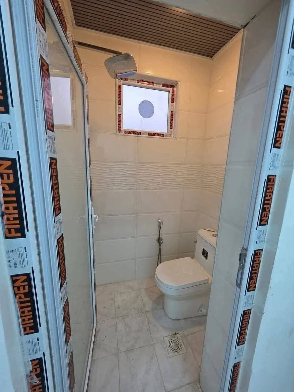 السلام عليكم 
دار 50 متر ركن للبيع واجهة 8 مدخلين
 يحتوي  على مطبخ وخدمات عدد 2
 غرف نوم عدد3  عرض الشارع 15
حي الجهاد ديوان المخابرات
للاستفسار  *********** متوفر وات ساب
