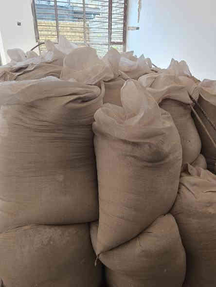 جص الفلوجة داخل كميرة ب٥،٥٠٠ الكونيه مقابل مدرسة الفلاح الي يحب يراسلني او يتصل ***********
