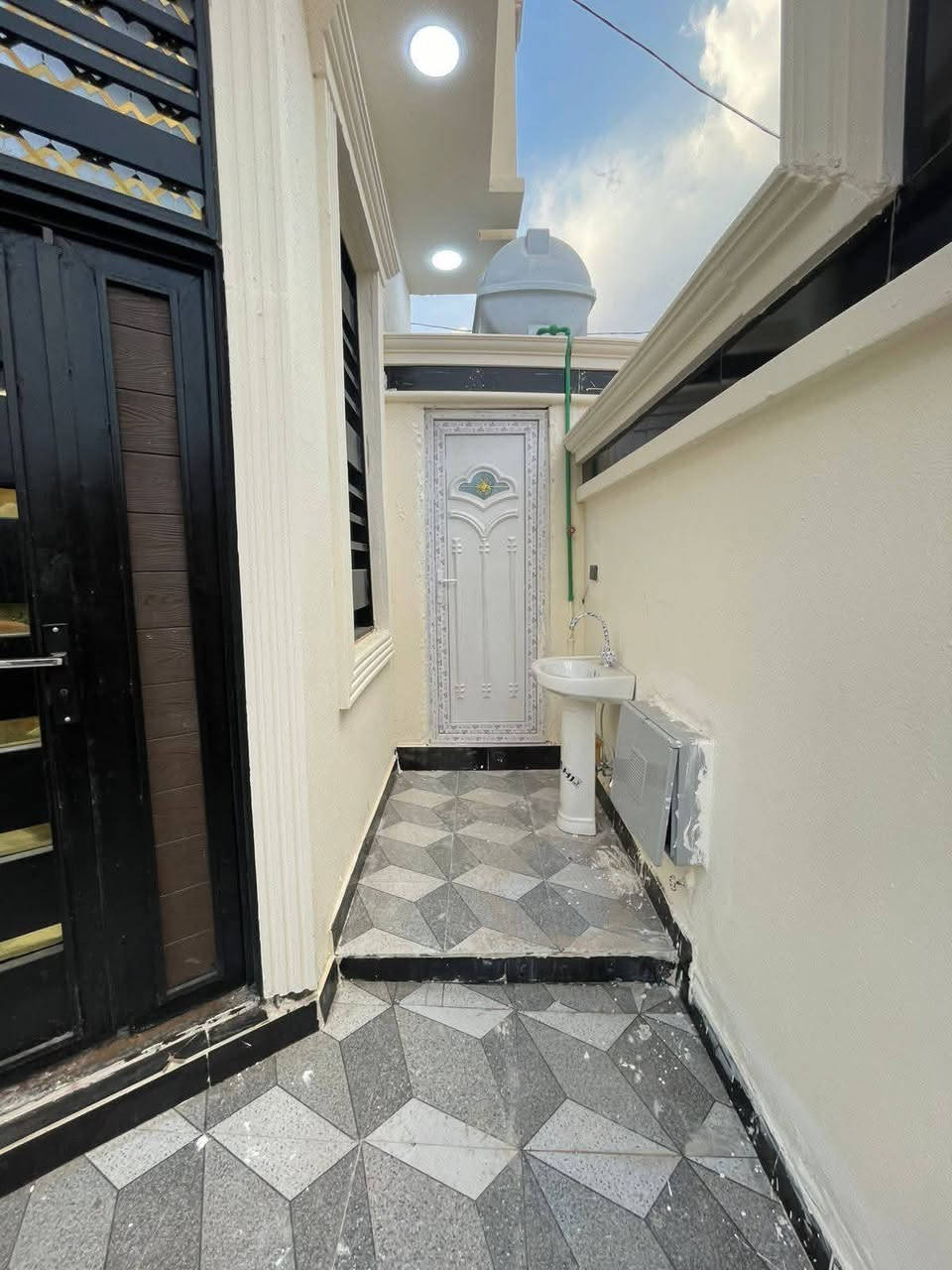 السلام عليكم واسعد الله اوقاتكم
*********** 
يتوفر بيت للبيع  
سعر بلاش 
#طابو ملك صرف زراعي عراقي سند 25 
مساحة البناء 210م
يحتوي البيت على 
 3غرف 
ديوان 
مطبخ
صاله 
صحيات داخلي وخارجي
كراج سياره

#البناءجديد 2026 درجه اولى وجاهز من كلشي  منطقه
 هدوئ ومتوفر بيها جميع  
 الخدمات ماء كهرباء مدارس قريبه مستوصف سوك كافة الخدمات متوفره

البيت فارق وجاهز للسكن 

البيت يقع على شارع 10م  اناره الشارع كله

#العنوان : بصره ابي الخصيب  قرب مدينة الندلس السكنيه 
( السعر  110وبي مجال )
***********
