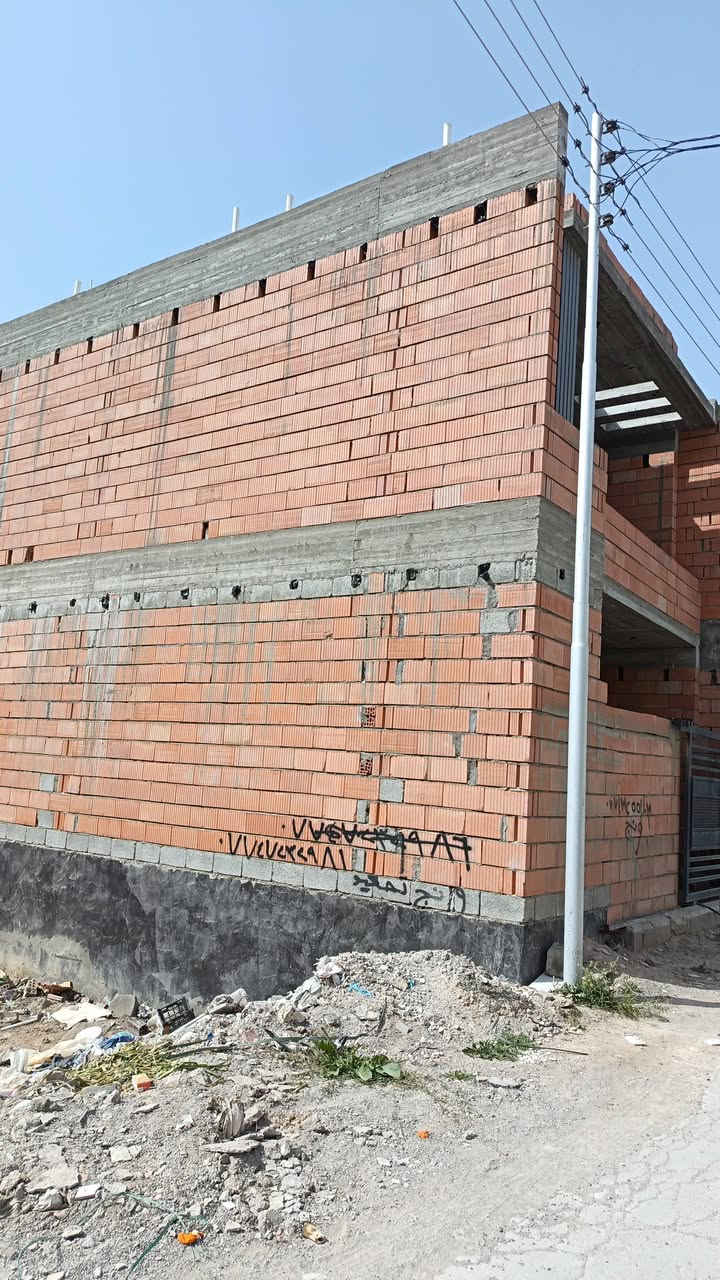 بيت للبيع في مجمع الوثبة ضفاف ديالى ١٠٠م واجه ٧ونص نزال ١٤ كهرباء بوري دفن بناء طابوق احمر اسوا  خدمات فول كهرباء تبليط مجاري نت ضوئى جميع الجهات شارع على الوثبة وشارع على أمير هواس للاتصال وات ساب ***********
