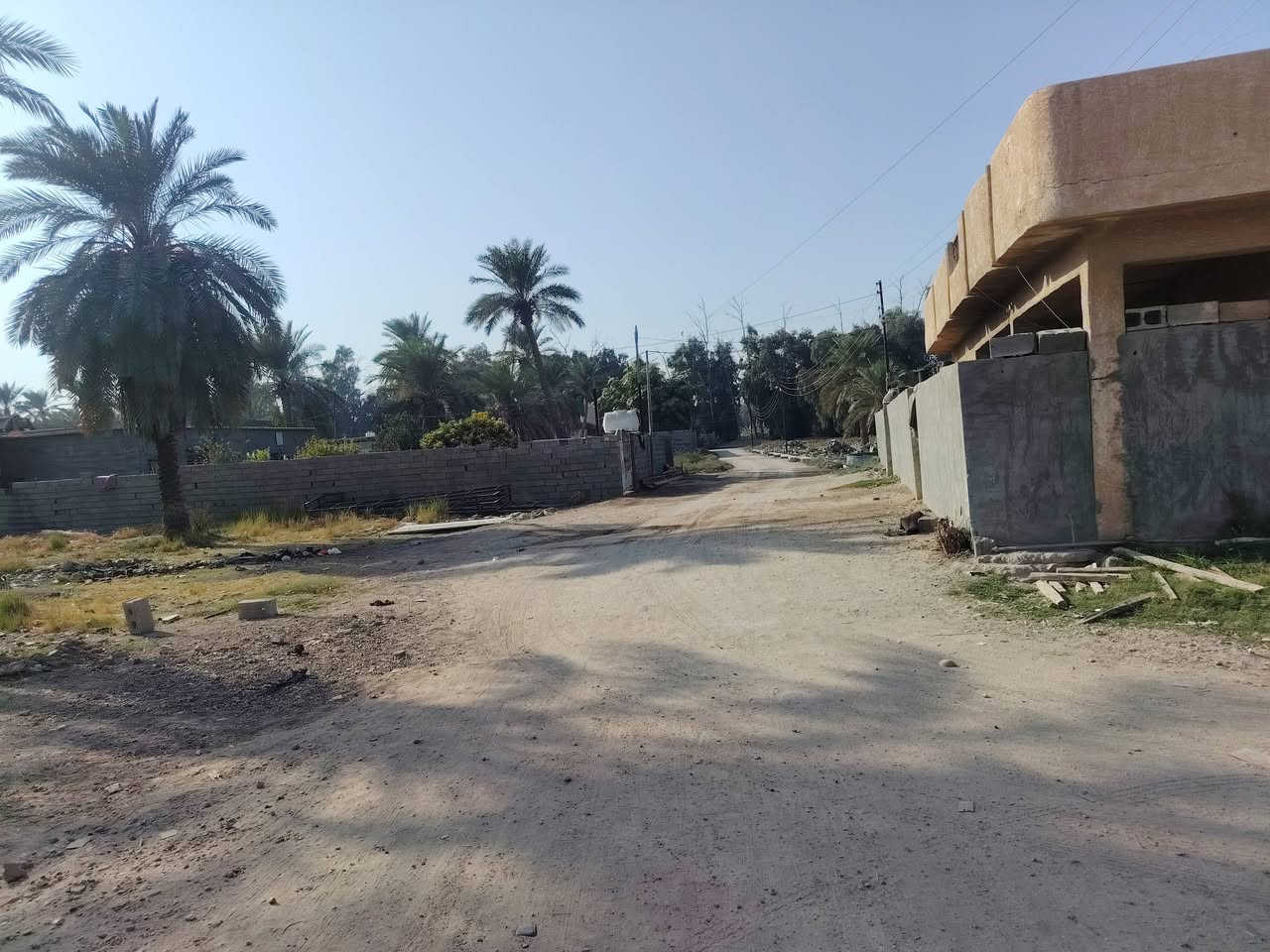 قطعه أرض طابو زراعي سند ٢٥ المساحة ٦٤٠م  وجه ١٦ نزال ٤٠ خلف مجمع الرائد وره منطقه الفارس السعر ٧٥ ***********
