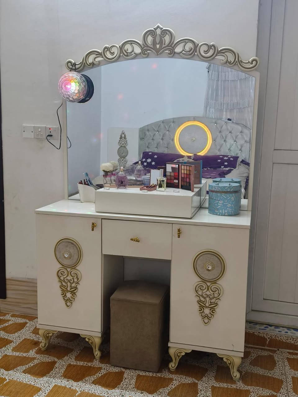 غرفة نوم 9قطع للبيع 350
***********
