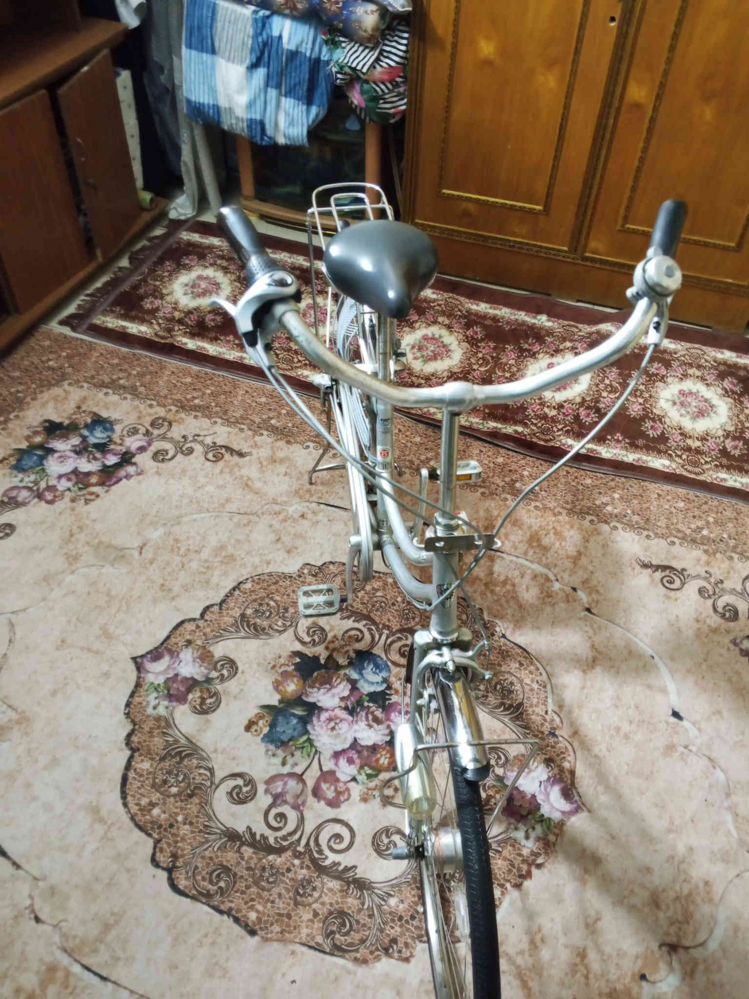 سلام وعليكم بايسكل بناتي للبيع كير وحساس مال حاويه كير داخلي 3 نمر وياله سل ستيل بي قفل خلفي وقفل امامي استيرن بايسكل حجم 26 كلشي شغال بي ربع متصرف عليه لون رصاصي السعر 135 وبي مجال للطيبين مكاني بغداد شهداء البياع الاتصال على الرقم *********** متواجد واتساب ومازنجر
