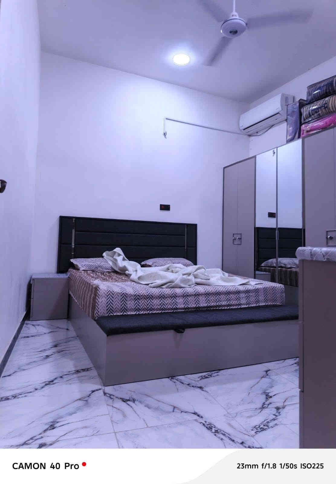 هذا البيت مساحه 100م بشط العرب الفيروزيه يبعد عن الاربع شوارع كيلووين 
يحتوي على غرفتين وصاله واستقبال وصحيات ومطبخ وناور 
نوع العقار طابو صرف زراعي سند 25 بأسم عراقي 

السعر 52 وبي مجال شراي 
لتواصل على الارقام التاليه 
***********
***********
